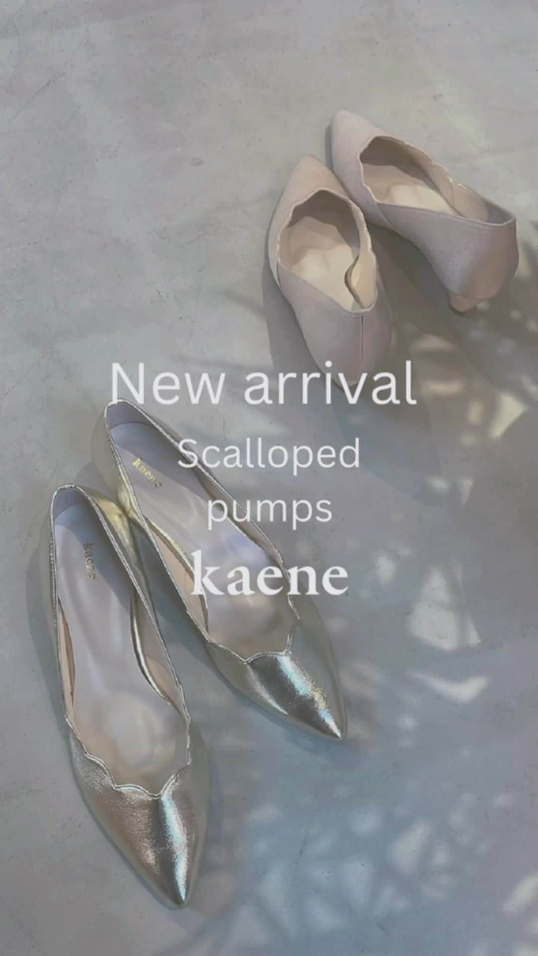 のインスタグラム：「- new shoes -  Scalloped pumps / No.050017 color : pink beige / gold size : 35 / 36 / 37 / 38 / 39  #kaene #partyshoes  #occasionshoes  #結婚式コーデ #お呼ばれコーデ」