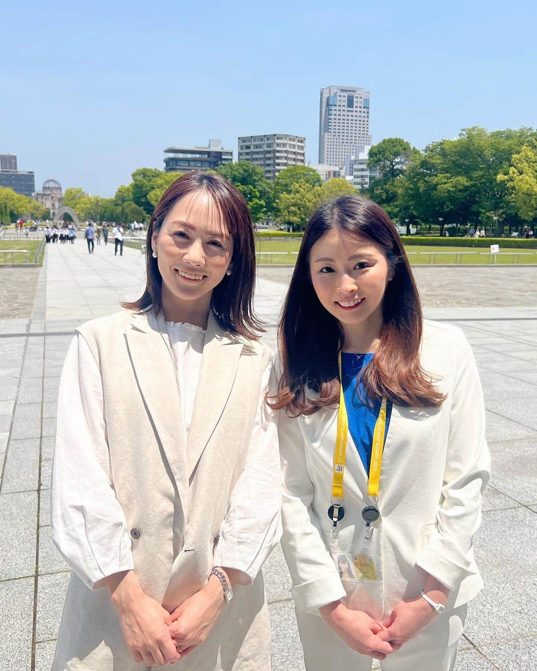 楪望のインスタグラム：「* G7広島サミットの取材を平和公園でしていたら、、、🎥 ニュースの生中継で現場に出ていた、広島ホームテレビの坪山アナウンサーにバッタリ🥹✨ @tsuboyama_home  ホームテレビは私が新人時代を過ごした感謝してもし切れない古巣の場所😭 右も左もわからない、ひよっこの私を育ててくれました🐣 社会人として。 アナウンサーとして。 大切なことを沢山教えていただきました🥲✨ 今思い返すと、ただ自分の実力がないだけなのにびーびー泣いて🤷‍♀️ そんな私をつぼさん、優しく包み込んで温かい言葉をくださっていたんですよー😭 ああ、恥ずかしい🤦‍♀️🤦‍♀️🤦‍♀️  あれから13年。 こうしてお会いすることができるなんて、感慨深くて嬉しすぎて😭✨ 少しは成長した姿を見せられていたらいいなぁ…だなんて思いながら🐥 先輩が中継する姿を見て、まだまだ頑張らなきゃなー！と刺激もいただきました💥 G7まであと2日。 しっかりお伝えできるよう、頑張ります！ #広島 #g7 #サミット #g7広島サミット #hiroshima #地元 #取材 #アナウンサー #キャスター #広島ホームテレビ #平和記念公園 #peacememorialpark #🎥 #📺」