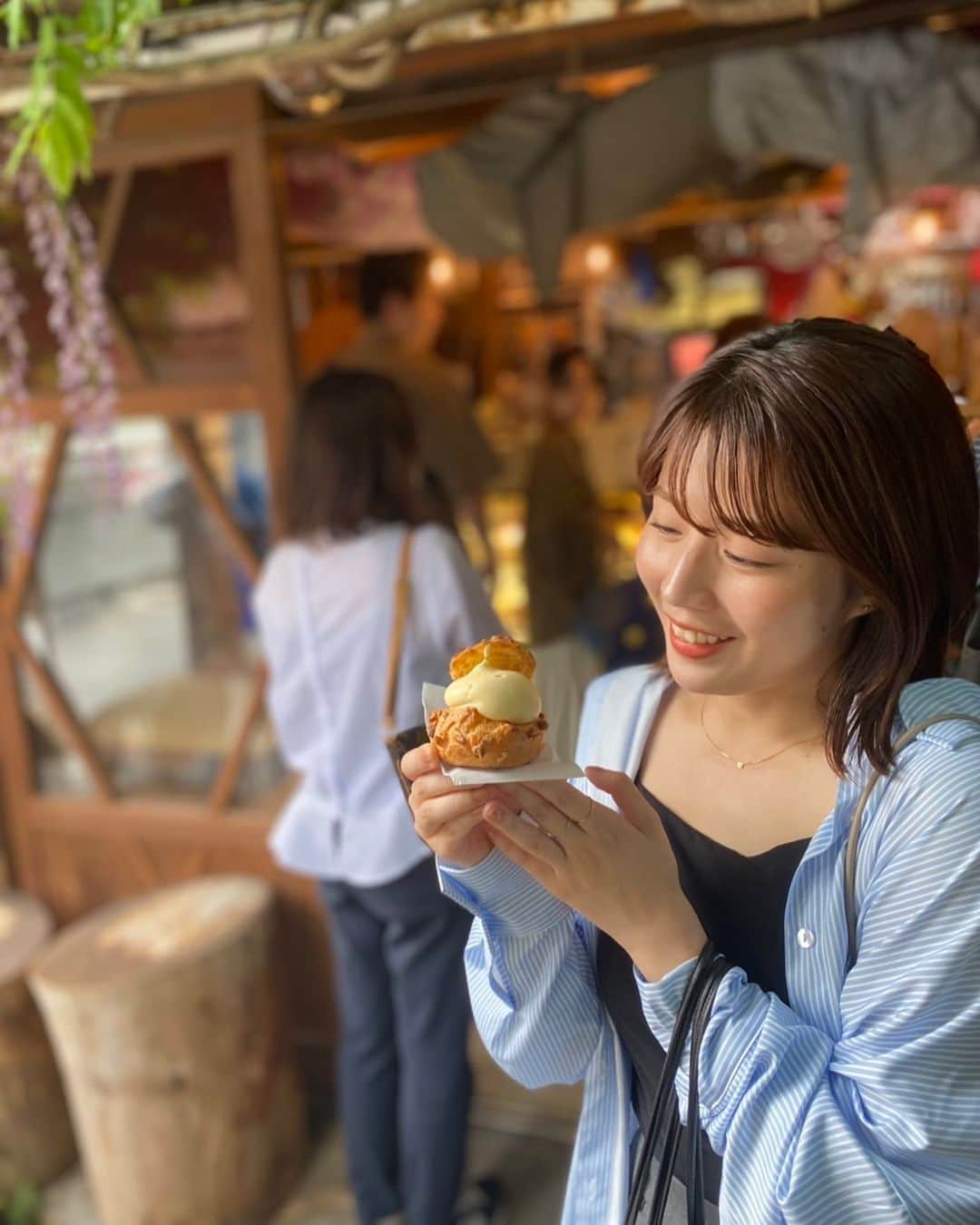 田中萌さんのインスタグラム写真 - (田中萌Instagram)「* 暑すぎる 溶けちゃいそう🫠  この前たまたま見つけたお菓子屋さん🍰 甘いものはあまり得意じゃないけど シュークリームは好きです😋🤍  #食べ歩き#シュークリーム#焼きたて#街ブラ#散歩が好き」5月17日 17時21分 - moetanaka_ex