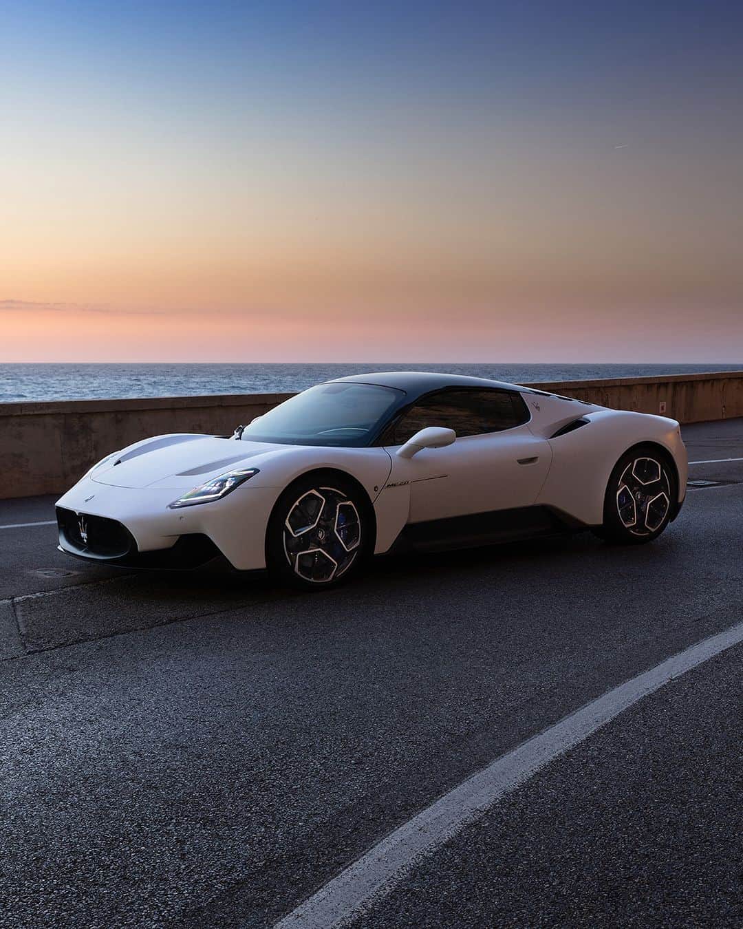 Maserati Japan | マセラティ ジャパンのインスタグラム：「MC20は、時間の制約を打ち壊していく。レース由来の大胆さを胸に、果敢に未来に挑む。  �詳しくはこちら �https://www.maserati.com/jp/ja/models/mc20  �#Maserati #マセラティ #MaseratiJapan #マセラティジャパン #MC20」