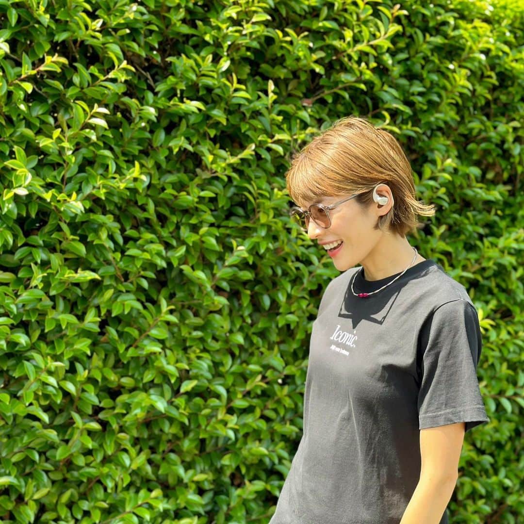 西谷綾子のインスタグラム：「🌳 @shokzjp OPEN FIT  昨日は仕事💻で長い時間つけていたけど 軽いから耳痛くならず👍🤓  今日はスタッフさん達とshokzの話になり 試しにつけてもらったら 音のクリアさ、重低音の迫力、つけ心地に 感動してた🥹👏 その後、好きな音楽の話になり 盛り上がったぁああ🥰♪ 好きな曲とか、歌詞とか聞いて 面白かったし勉強になるね✍️  今度、みんなの好きな曲 聴きながら走ろうーーと💕☺️  #Shokz #OpenFit #完全ワイヤレスイヤホン  #クラウドファンディング #shokzアンバサダー #music #sound #先日髪ショートボブにしました♡」