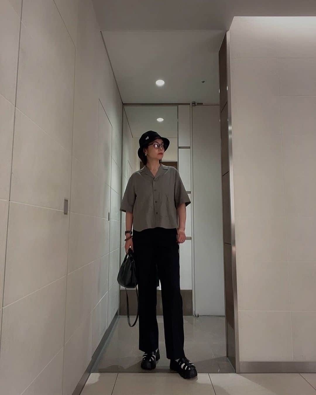 日下裕江のインスタグラム：「マニッシュ気分♪  このシャツの色味とリネン混の素材感がかわいくてget！  今年はグルカサンダルに色んな靴下合わせが気分🧦  今年は更に厚底がバズってるよね〜 90年代のアムラー時代 ワラビーとか流行ってたよね〜w それ以来の厚底だわ〜w  脚長効果あるのは嬉しい☺️  みんな捻挫に気をつけてね🖐️  Hat @newerajapan  Shirts @uniqlo  Pants @uniqlo × @theory_jp  Sandal @apres_mignon  Glasses @uniqlo   #マニッシュコーデ #マニッシュ #コーデ #ファッションコーデ #outfit #グルカサンダルコーデ #グルカサンダル #厚底サンダル #厚底」