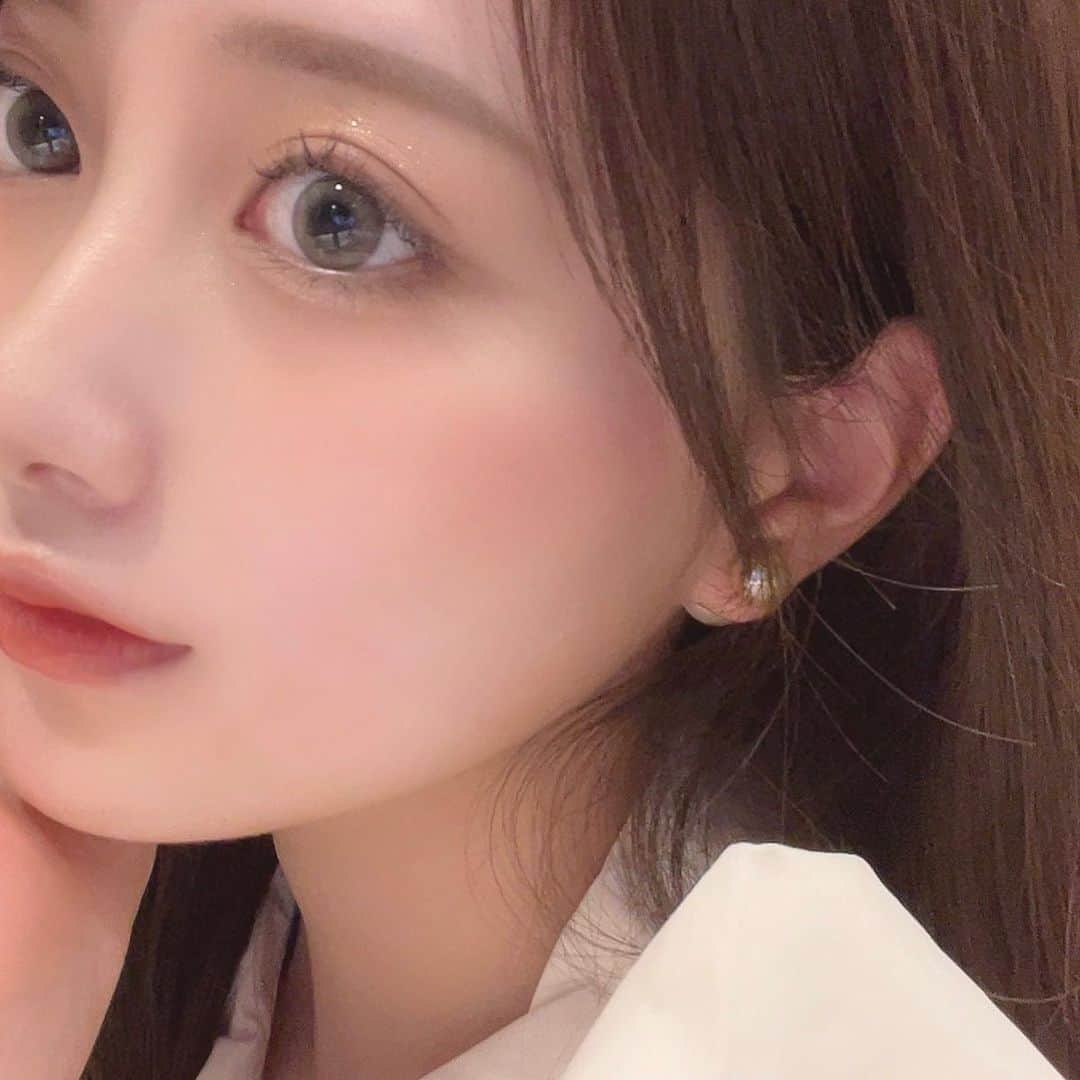 のインスタグラム：「カラコンレポ🗒️ ♡ FLANMY CARAMEL PIE DIA：14.5㎜　着色直径：13.7㎜　　BC：8.6㎜  久しぶりにベージュ系のカラコンをつけてみました  光に当たった時の透明感とちゅるん感が可愛い♡  フチが少しあるデザインですが、太すぎず細すぎずで きつい印象にならないのが好き🤍🪽  佐々木希さんがイメージモデルの フランミー　キャラメルパイ(新色)、ぜひ見てみてね🪐  #FLANMY #フランミー #キャラメルパイ #カラコン #カラコンレポ  @flanmy」