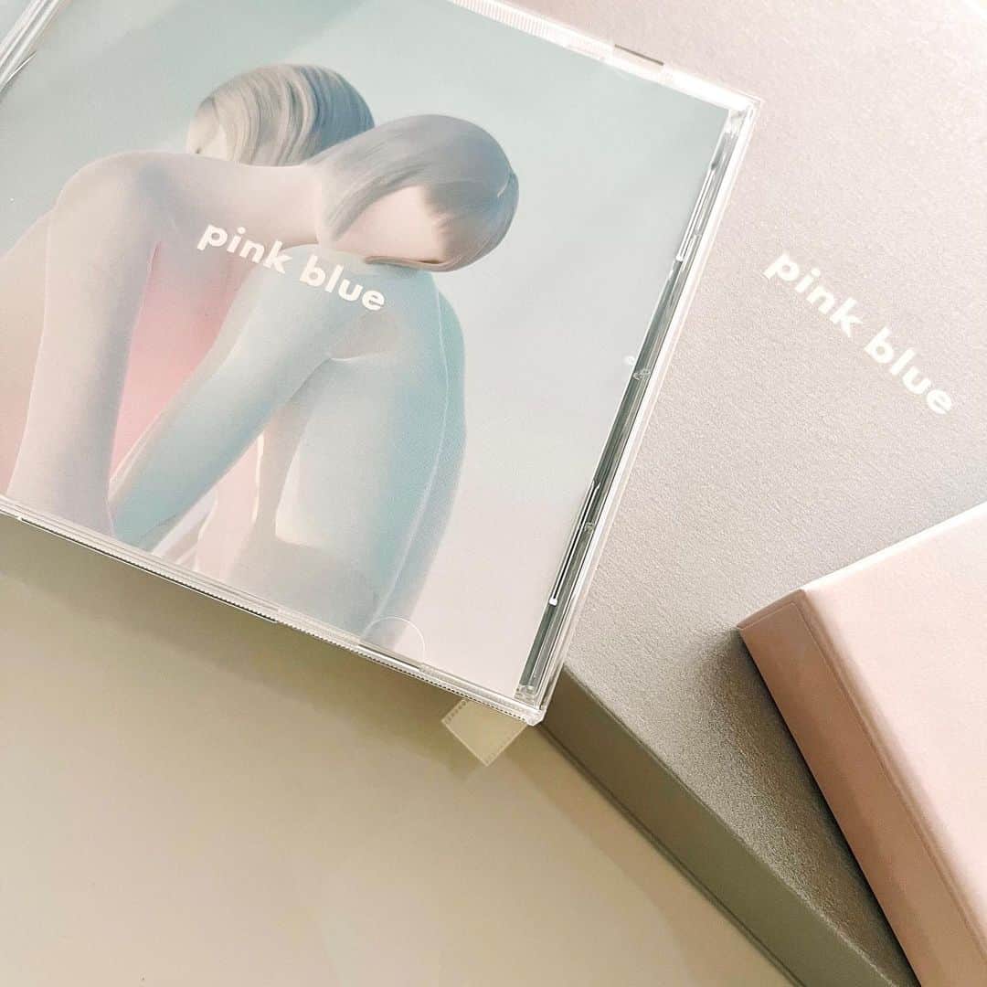 Peppe（緑黄色社会）のインスタグラム：「New Album 'pinkblue' is out NOW💘 破壊と創造、楽しんで苦しんで楽しんでつくりました。 わたしたちの挑戦、よろしくお願いします。 #pinkblue」