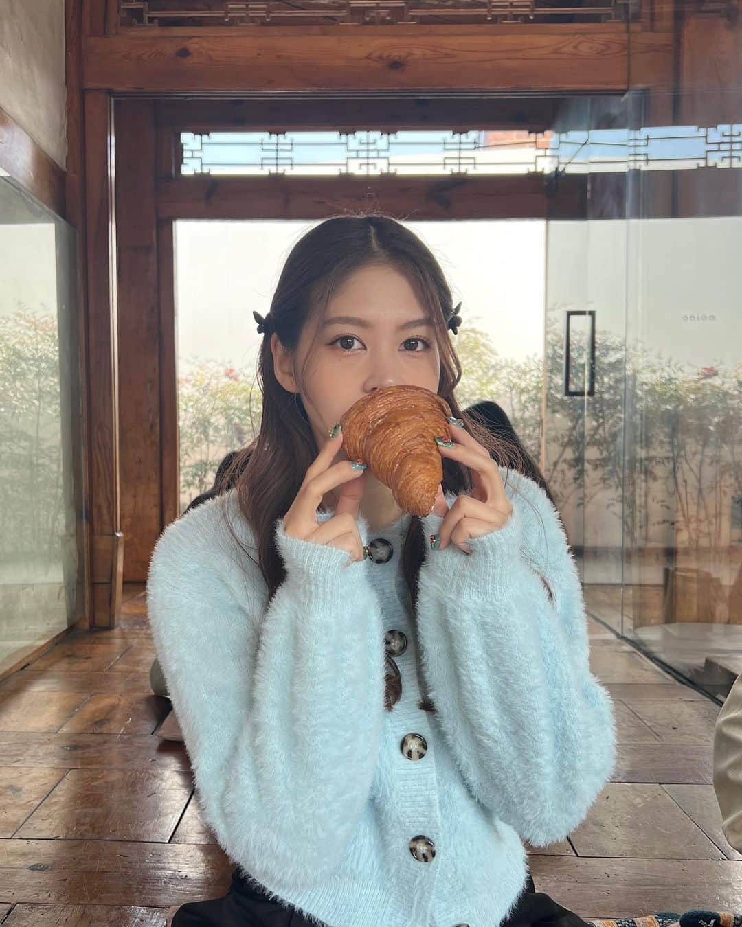 吉岡久美子のインスタグラム：「、 韓国旅行✈️記録🇰🇷  人気のパン屋カフェ「onion」  とんがってる砂糖のやつ 美味しかった〜🥺🫶🩷 、 、 、 #つぼみ大革命 #つぼみ #吉本 #よしもと #アイドル #idol #大阪 #東京 #神戸 #ライブ #instagood #いいね #フォローミー #韓国 #韓国グルメ #韓国カフェ #onion #韓国パン屋 #onioncafe」