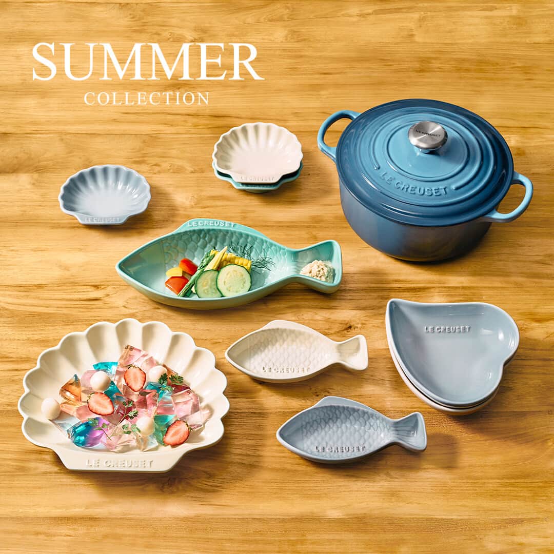 のインスタグラム：「【夏の定番 サマー コレクション 発売！】 マリンテイストのデザインで涼しげなカラーの「サマー コレクション」。今年は大人気の「フィッシュ・ディッシュ」や貝をモチーフにした「コキール・ディッシュ」に加え、ハートフォルムの「スフィア・ハートペタル・ディッシュ」が新しく仲間入りしました！  魚や貝をモチーフにしたアイテムは、料理を盛りつけるだけでテーブルがビーチリゾートの雰囲気に。 相性ぴったりなマリンブルーのお鍋と合わせて、夏の食卓をお楽しみください♪  ◆ ヒーリングカラーの3色展開◆ - メレンゲ - シルバーブルー - セージ  ◆ラインナップ◆ ・コキール・ディッシュ（М）/（S） ・フィッシュ・ディッシュ（М）/（S） ・スフィア・ハートペタル・ディッシュ (4個入り)  「サマー コレクション」詳細は @lecreusetjapon プロフィールのリンクからご確認ください。  #ルクルーゼ #lecreuset #ルクルーゼのある暮らし #ルクルーゼごはん #テーブルウェア #キッチンウェア #キッチングラム #ルクルーゼのある生活 #ルクルーゼのある食卓 #食卓 #食卓グラム #キッチンツール  #リゾート #サマーコレクション #マリン #SUMMER #フィッシュディッシュ #コキールディッシュ #スフィアハートペタルディッシュ #おうち時間 #おうちカフェ」
