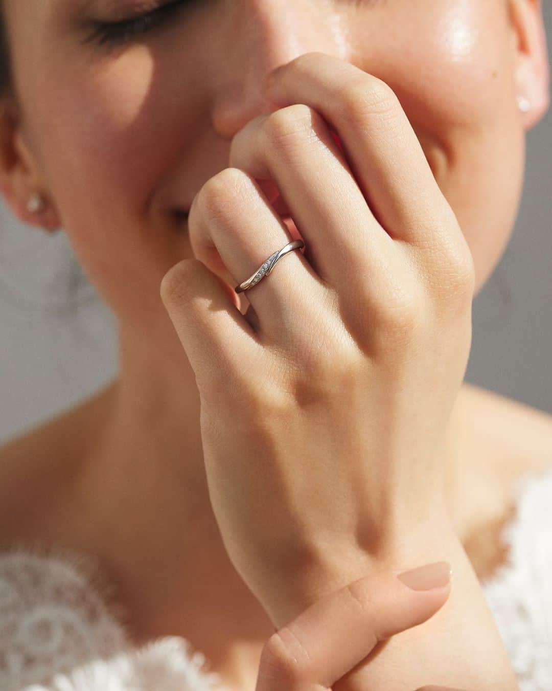 婚約・結婚指輪のI-PRIMO（アイプリモ）公式アカウントさんのインスタグラム写真 - (婚約・結婚指輪のI-PRIMO（アイプリモ）公式アカウントInstagram)「アイプリモのリングには一つひとつにストーリーが込められております。 かけがえのない愛、特別な想いにふさわしい、おふたりの大切な想いをリングのストーリーに添えて。  愛に溢れる物語をリングに紡いで。  ＜結婚指輪＞Nocturnal Combination #アイプリモ_ノクターナル 二つの星が揃って初めて、ふたりの時間が動き出す。 重なりあう波のような優美なラインに、未来への輝きを散りばめて。  ーーーーー アイプリモでは、ご好評のパーソナルハンド診断®を体験いただけます。   ▼ご希望の方はホームページより来店予約をいただくとスムーズにご案内いたします。  @iprimo_official　  ーーーーー  #iprimo #アイプリモ #結婚指輪 #マリッジリング」5月17日 17時36分 - iprimo_official