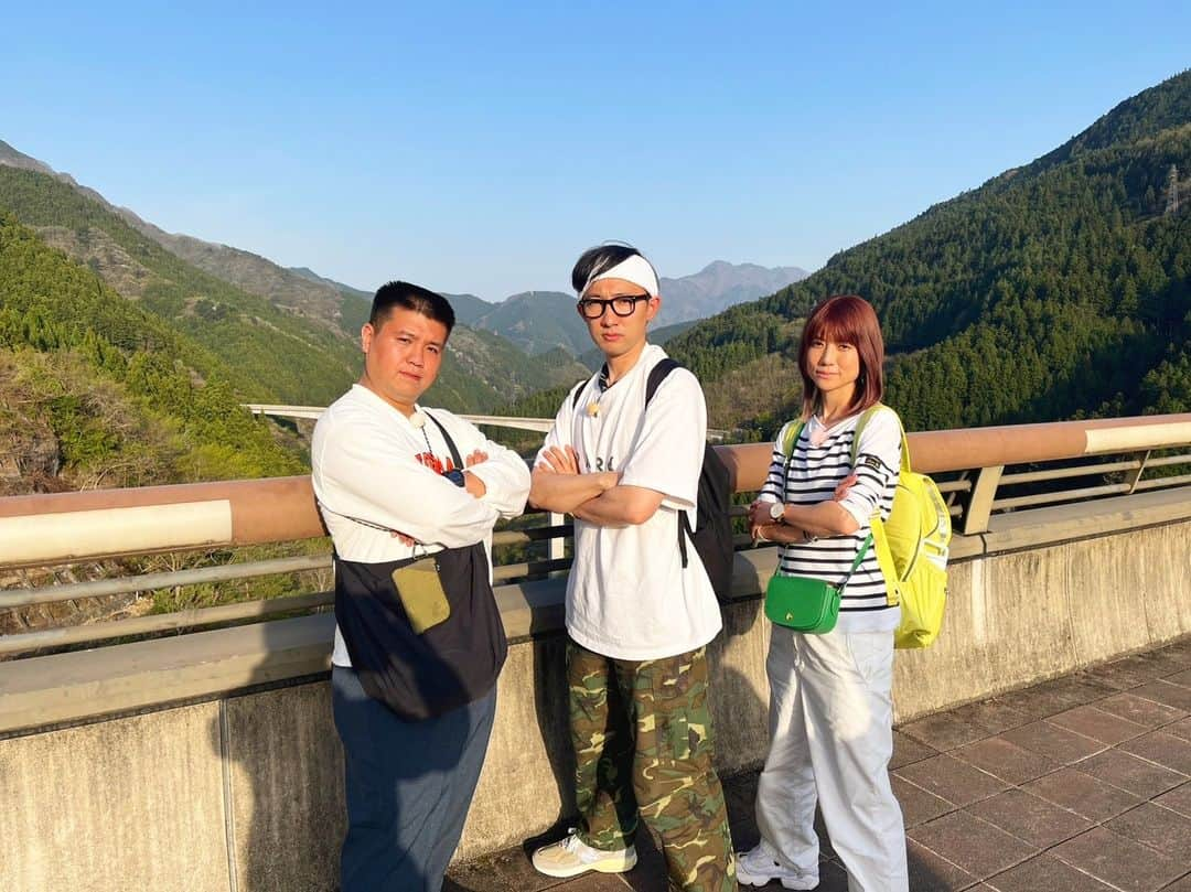 テレビ東京「太川蛭子の旅バラ」さんのインスタグラム写真 - (テレビ東京「太川蛭子の旅バラ」Instagram)「🔔まもなく放送🔔  このあと夜６時２５分からの水バラは １歩１円ウォー金グ対決旅 第３弾🚶♂  1歩歩くごとに旅の資金が１円増える💰 稼いだ資金でバス、鉄道、タクシーを乗り継ぎ、🚌🚃🚙 どちらがゴールに早く辿り着けるかを競う１泊２日のガチンコ旅❕  戦いの舞台は……なんと関東全域❗️ スタートの千葉県館山市「渚の駅たてやま」から ゴールの埼玉県秩父市「奥秩父もみじ湖」まで、 海🌊を越え山⛰を越え歩きまくります👟  💁‍♂️メンバー紹介💁‍♀️ ●こがけんチーム おいでやすこがのこがけんさん ジェラードンのアタック西本さん 歌手のhitomiさんが参戦！  前回バス旅Zチームに負けてしまったこがけんさん、クールな頭脳でリベンジを誓い戦いに挑む！ アタック西本さんがこがけんさんに何度も怒られますので、ぜひチェックしてみてください🤣  ●バス旅Zチーム 俳優の田中要次さん 芥川賞作家の羽田圭介さん 元AKB48総監督　タレントの横山由依さんが参戦！  前回勝利したバス旅Zチーム、 路線バスの知識を活かして連勝を狙う！ ミッションでは、製作スタッフ誰もが予想もしなかった奇跡が起こります😮  果たしてどちらのチームが勝利のフラッグ🚩を手にするのか… 両チームによる絶対に負けられない戦いがまもなく開幕です🔥  ２日間、とてもいい天気でした☀ 笑顔で映っていますが、６人を支えた脚はヘトヘト状態です👟  道中の素晴らしい景色、絶品グルメとともに、両チームの戦略をお楽しみください📺 まもなくです❕  📢《お知らせ》📢 今までご覧になれなかった地域の方も #TVer ではスマホやPC・タブレットなどで 全国どこからでもリアルタイム配信を無料🆓でご覧いただけます！  #ウォーキング #歩き旅 #水バラ #1歩1円 #バス旅 #テレビ東京 #テレ東　 #田中要次 #羽田圭介 #横山由依 #こがけん #ジェラードン #アタック西本 #hitomi #ローカル路線バス乗り継ぎの旅 #バス旅Z  #館山 #秩父 #グルメ #海 #山」5月17日 17時37分 - tvtokyo_tagaebi