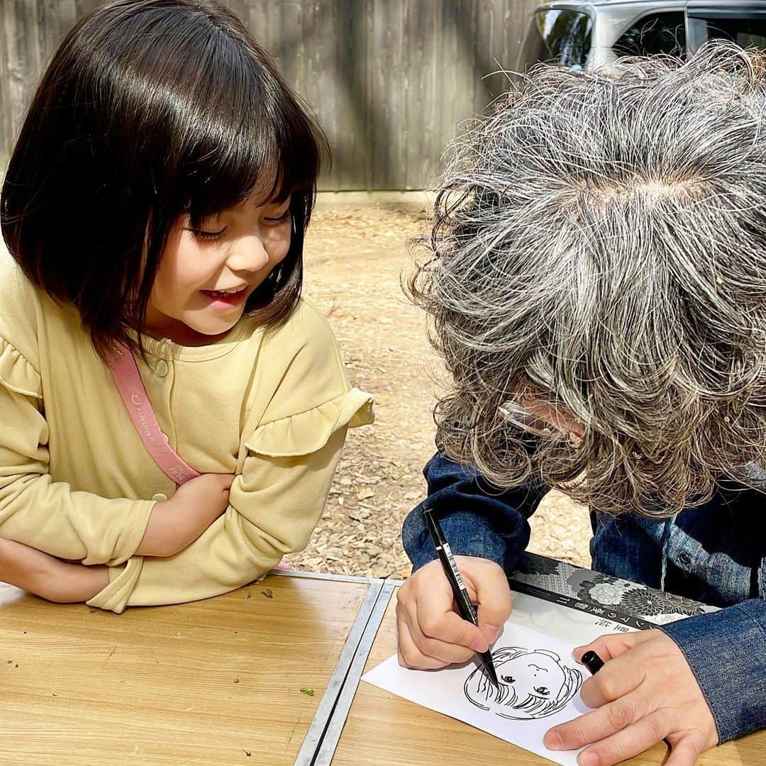 加藤柚凪さんのインスタグラム写真 - (加藤柚凪Instagram)「『グランマの憂鬱』のおもいでです⭐  だいすきなマンガ家の 高口里純先生と😊📸  グランマのマンガを描いてる高口先生と いろんなおはなしができて、 とってもうれしかったよ😀 ゆずとぴょんちゃんのかわいい絵、 ありがとうございます✨ はじめておとなりで絵を描いてもらえて、 なんだかドキドキ…だいじにするね😊  これからもグランマの続き、 たのしみにしてます‼️😆  #高口里純 先生 @takaguchijay #ありがとうございます‼️ #東海テレビ #フジテレビ系 #グランマの憂鬱 @dodra_tokaitv #あこちゃん #加藤柚凪  @yuzuna_kato」5月17日 17時45分 - yuzuna_nagase