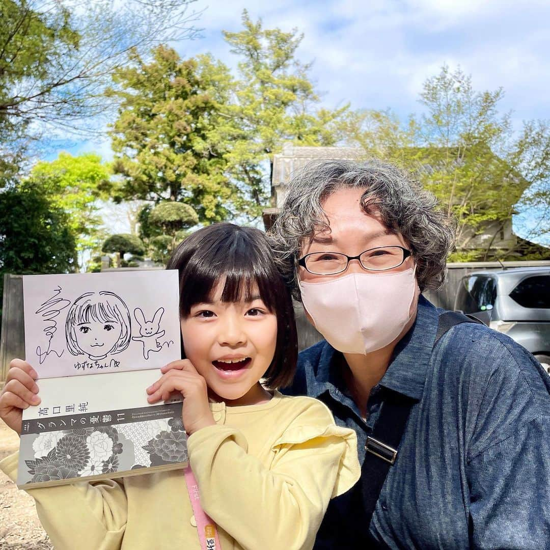 加藤柚凪のインスタグラム：「『グランマの憂鬱』のおもいでです⭐  だいすきなマンガ家の 高口里純先生と😊📸  グランマのマンガを描いてる高口先生と いろんなおはなしができて、 とってもうれしかったよ😀 ゆずとぴょんちゃんのかわいい絵、 ありがとうございます✨ はじめておとなりで絵を描いてもらえて、 なんだかドキドキ…だいじにするね😊  これからもグランマの続き、 たのしみにしてます‼️😆  #高口里純 先生 @takaguchijay #ありがとうございます‼️ #東海テレビ #フジテレビ系 #グランマの憂鬱 @dodra_tokaitv #あこちゃん #加藤柚凪  @yuzuna_kato」