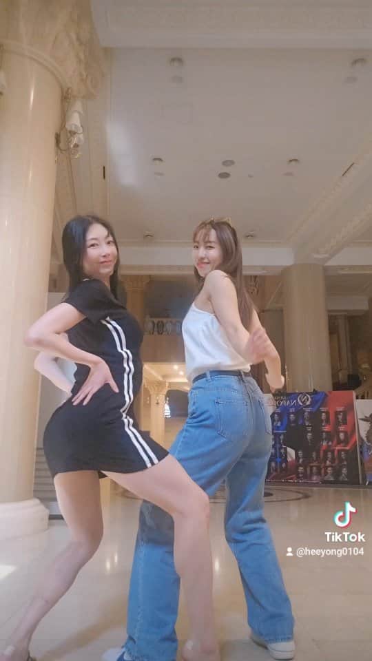 ダヒのインスタグラム：「🖕🖕」