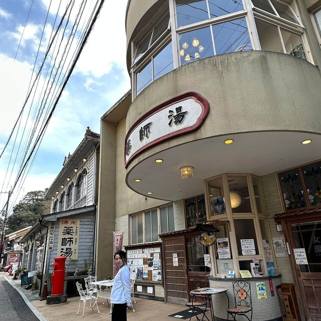 宇田恵菜さんのインスタグラム写真 - (宇田恵菜Instagram)「Yunotsu  島根県は温泉津町の温泉津温泉へ ちょうど行った時は、腰痛がひどすぎて、もはや温泉療養したかった時。 行く数日前にテレビの特集でしていて、泉質が全国トップクラス!(湯の花見ればわかる通り)行くっきゃない！とのことで、従姉妹に連れてってもらいました👏👏👏✨ 驚くほどの熱さでしたが、体の芯から温まり、最高でした☺️ 親戚皆で入れたのもよかった❣️  かなりローカルのローカルだけど、出雲から是非温泉好きの人には足を伸ばしていってほしい！  ----------------------------- #casting  #actress #shortfilm #キャスティング  #役者  #filmingcrew #filming #撮影中 #撮影クルー #leadactress #女優 #actresslife #スチール撮影 #黒髪 #blackhair 　#愛媛出身 #不動産女子 #japaneseactress  #島根旅行　#温泉津温泉薬師湯 #温泉津温泉 #温泉津」5月17日 17時46分 - ena2727