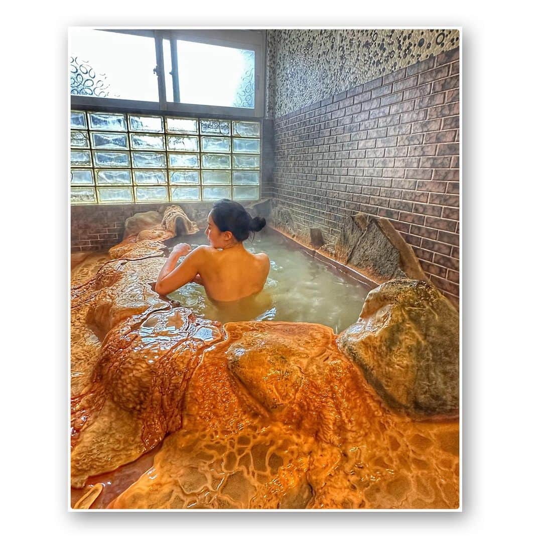 宇田恵菜さんのインスタグラム写真 - (宇田恵菜Instagram)「Yunotsu  島根県は温泉津町の温泉津温泉へ ちょうど行った時は、腰痛がひどすぎて、もはや温泉療養したかった時。 行く数日前にテレビの特集でしていて、泉質が全国トップクラス!(湯の花見ればわかる通り)行くっきゃない！とのことで、従姉妹に連れてってもらいました👏👏👏✨ 驚くほどの熱さでしたが、体の芯から温まり、最高でした☺️ 親戚皆で入れたのもよかった❣️  かなりローカルのローカルだけど、出雲から是非温泉好きの人には足を伸ばしていってほしい！  ----------------------------- #casting  #actress #shortfilm #キャスティング  #役者  #filmingcrew #filming #撮影中 #撮影クルー #leadactress #女優 #actresslife #スチール撮影 #黒髪 #blackhair 　#愛媛出身 #不動産女子 #japaneseactress  #島根旅行　#温泉津温泉薬師湯 #温泉津温泉 #温泉津」5月17日 17時46分 - ena2727