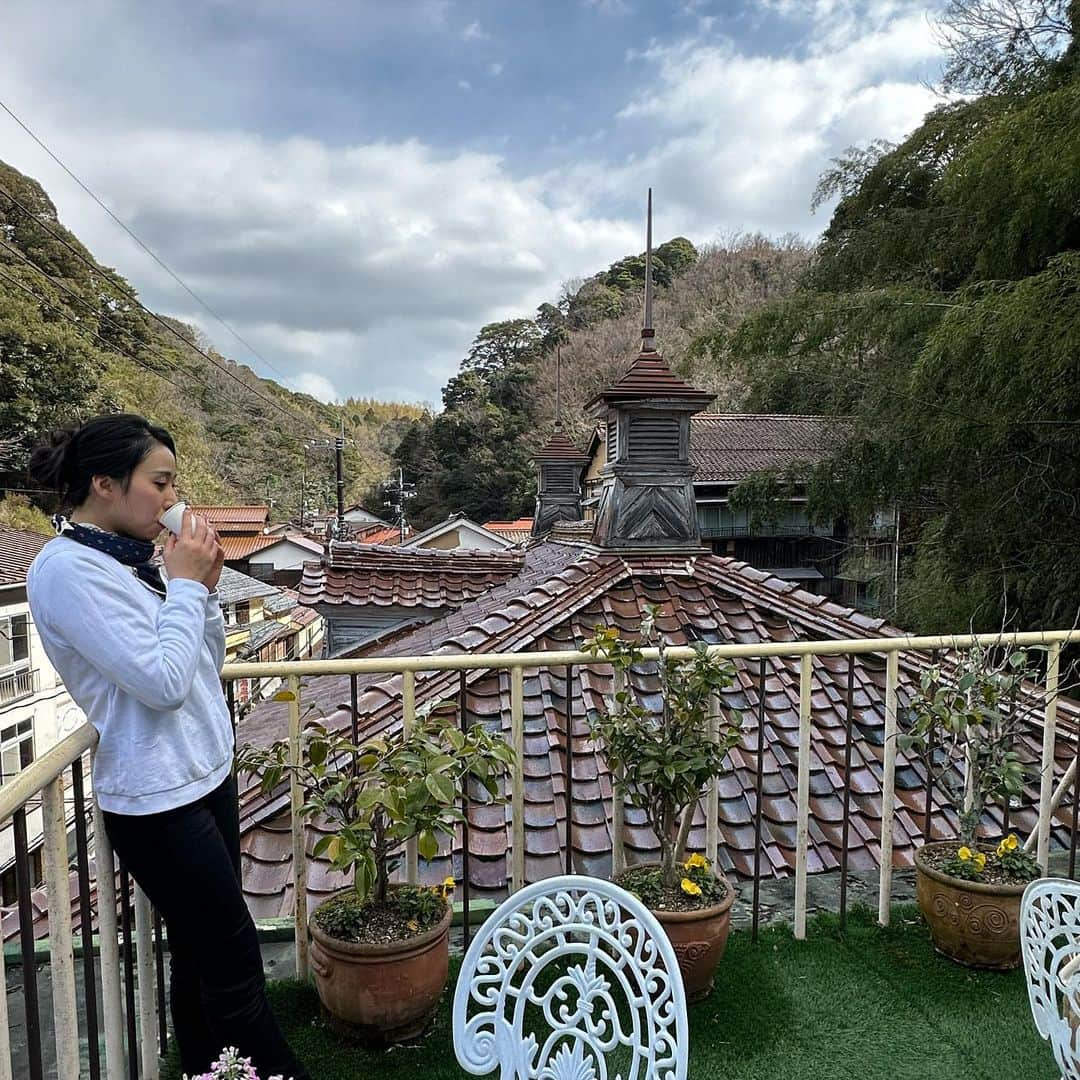 宇田恵菜さんのインスタグラム写真 - (宇田恵菜Instagram)「Yunotsu  島根県は温泉津町の温泉津温泉へ ちょうど行った時は、腰痛がひどすぎて、もはや温泉療養したかった時。 行く数日前にテレビの特集でしていて、泉質が全国トップクラス!(湯の花見ればわかる通り)行くっきゃない！とのことで、従姉妹に連れてってもらいました👏👏👏✨ 驚くほどの熱さでしたが、体の芯から温まり、最高でした☺️ 親戚皆で入れたのもよかった❣️  かなりローカルのローカルだけど、出雲から是非温泉好きの人には足を伸ばしていってほしい！  ----------------------------- #casting  #actress #shortfilm #キャスティング  #役者  #filmingcrew #filming #撮影中 #撮影クルー #leadactress #女優 #actresslife #スチール撮影 #黒髪 #blackhair 　#愛媛出身 #不動産女子 #japaneseactress  #島根旅行　#温泉津温泉薬師湯 #温泉津温泉 #温泉津」5月17日 17時46分 - ena2727