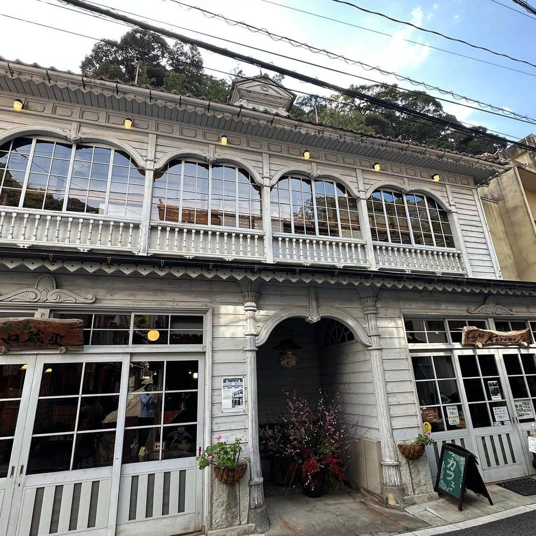 宇田恵菜さんのインスタグラム写真 - (宇田恵菜Instagram)「Yunotsu  島根県は温泉津町の温泉津温泉へ ちょうど行った時は、腰痛がひどすぎて、もはや温泉療養したかった時。 行く数日前にテレビの特集でしていて、泉質が全国トップクラス!(湯の花見ればわかる通り)行くっきゃない！とのことで、従姉妹に連れてってもらいました👏👏👏✨ 驚くほどの熱さでしたが、体の芯から温まり、最高でした☺️ 親戚皆で入れたのもよかった❣️  かなりローカルのローカルだけど、出雲から是非温泉好きの人には足を伸ばしていってほしい！  ----------------------------- #casting  #actress #shortfilm #キャスティング  #役者  #filmingcrew #filming #撮影中 #撮影クルー #leadactress #女優 #actresslife #スチール撮影 #黒髪 #blackhair 　#愛媛出身 #不動産女子 #japaneseactress  #島根旅行　#温泉津温泉薬師湯 #温泉津温泉 #温泉津」5月17日 17時46分 - ena2727