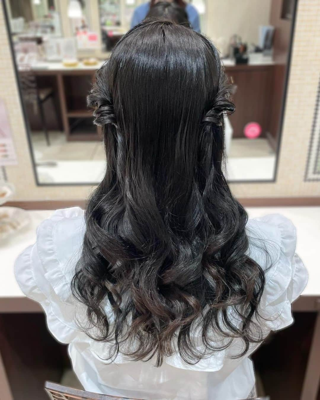 ヘアメイク&ネイル専門店 アトリエはるかさんのインスタグラム写真 - (ヘアメイク&ネイル専門店 アトリエはるかInstagram)「今オーダーが多いハーフツイン💕かわいいですよね☺️  /////////////////////////////////////////////////////////  ▼atelier harukaヘアメニュー ・ヘアアレンジ 　2,420円（税込）【10分】 ・ヘアセット 　3,520円（税込）【20分】  /////////////////////////////////////////////////////////  __ photo by @omauhm @atelierharuka_sun  #atelierharuka #アトリエはるか #ヘアセット #ヘアアレンジ #ヘアメイク #結婚式ヘア #二次会ヘア #パーティーヘア #ハーフツイン」5月17日 17時56分 - atelierharuka_official