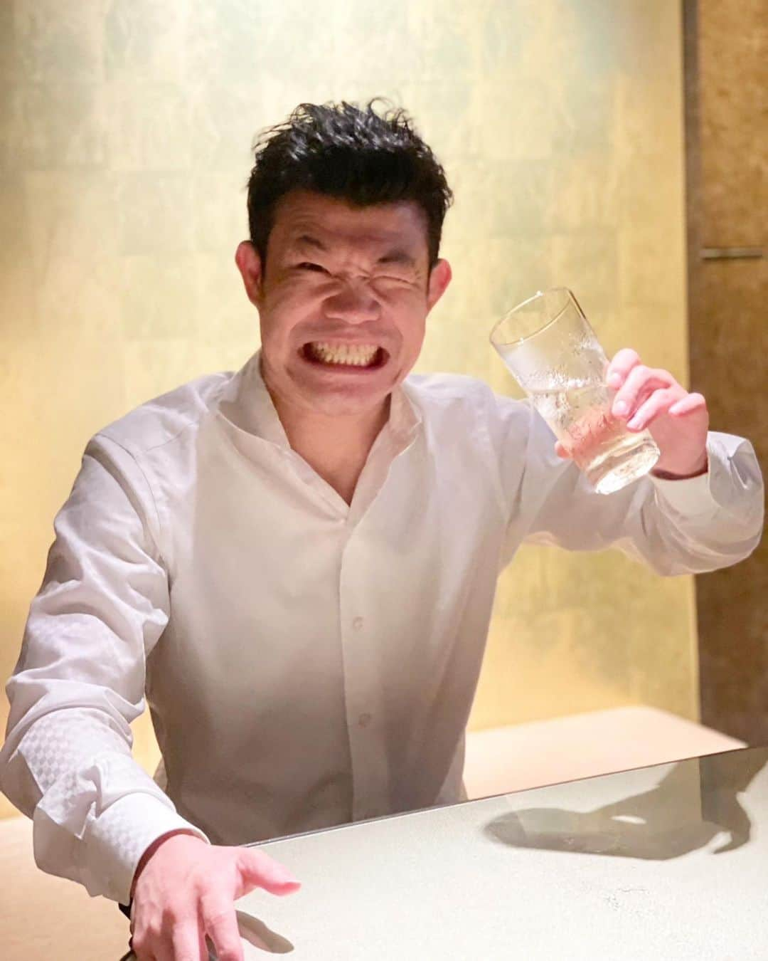 亀田興毅さんのインスタグラム写真 - (亀田興毅Instagram)「飲んで飲んで 飲まれて飲んで 飲んで飲みつぶれて 眠るまで飲んで やがて興毅は 静かに眠るのでしょう」5月17日 17時49分 - kokikameda