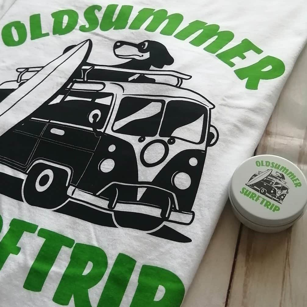 OldSUmmerさんのインスタグラム写真 - (OldSUmmerInstagram)「新作！  クルーネックTシャツ（SURF DOG）  ※ナチュラルバーム付き！  オールドサマーで人気のワゴンバスに、サーフボードと犬がキュートに描かれた、遊び心満点のアロカジデザイン「SURF DOG」。 品質、着心地、シルエット、すべてにこだわり抜いた、オリジナルクルーネックTシャツです。  今回は特典があり！  同じデザインの！  ナチュラルバームが付いてきます！！  かわいいーー！😍  ぜひ！  アロカジ#alohacasual  #スタイリスト #純子さん  #Hawaii #wikiki #palmtree #beach #湘南 #アロハ #児島 #ジーンズ #madeinjapan #redwing #アメカジ #ジーパン #ootd  #fashion  #instafashion #vintage#リンクコーデ#アメカジコーデ#ジーパンコーデ#ビンテージ#ビッグサイズ#馬油#ナチュラルバーム#犬#サーフ」5月17日 18時05分 - oldsummer.tokyo