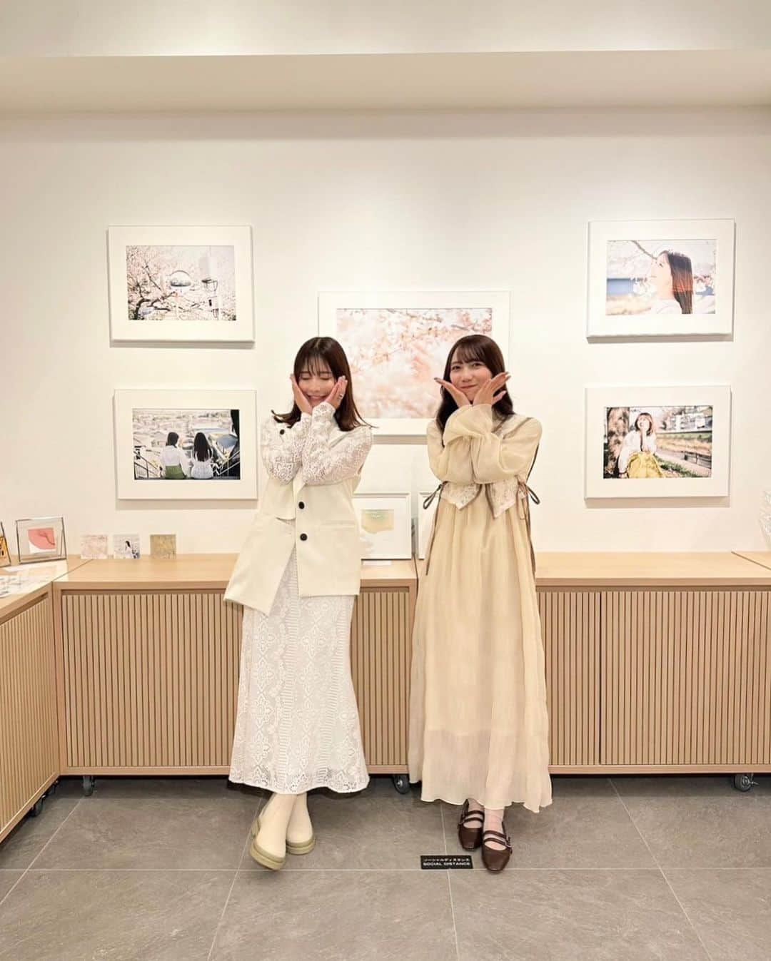 江嶋綾恵梨さんのインスタグラム写真 - (江嶋綾恵梨Instagram)「えじにゃん個展🌸 ⁡ WONDER PHOTO SHOPでの展示が 残すところ、あと1週間となりました💐 先日の在廊イベント&トークショーも大盛況で 毎度、嬉しい限りです…ありがとう♡ ⁡ これからも、その場の温度感が伝わるような 優しく柔らかな写真を撮影していきたいな☺︎ ⁡ 東京の展示が終わったら、名古屋会場へバトンタッチ🌷 最後まで、えじにゃんを宜しくお願いします☺︎ ⁡ ___________________ ⁡ えじにゃん個展vol.3『film』in Tokyo&Nagoya ⁡ 📍展示期間 2023年5月12日(金)〜5月24日(水) ▷FUJIFILM WONDER PHOTO SHOP @wonderphotoshop  ⁡ 2023年5月24日(水)〜2023年5月28日(日) ▷名古屋ROOMCRIM  @roomcrim_nagoya  ⁡ #えじにゃん個展 #個展 #個展情報 #カメラ女子  #表参道 #名古屋 #ROOMCRIM #絵画 #抽象画 #淡色女子」5月17日 17時59分 - aeringoooo