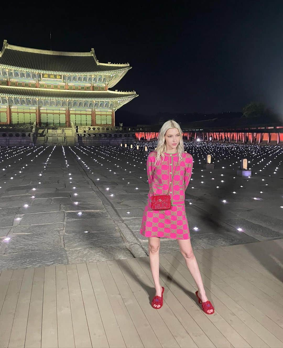 ステファニー・ミチョヴァさんのインスタグラム写真 - (ステファニー・ミチョヴァInstagram)「@gucci 한국의 전통과 이탈리안 스타일의 매혹적인 조합: 이번 구찌 크루즈 2024 컬렉션에선 브랜드의 시그니처 맥시멀리즘과 한국의 아름다움이 서울 경복궁에서 한데 어우러져 너무나도 아름다운 시너지를 냈습니다. 그에 걸맞은 애프터파티와 함께 정말 기억에 남을 밤이었어요.  💙❤️ A mesmerizing fusion of Korean heritage and Italian style: Gucci Cruise 2024 at Seoul's Gyeongbokgung Palace showcased an exquisite blend of the brand's signature maximalism and South Korean inspirations. A night to remember, with an equally unforgettable after-party #GucciCruise24 #구찌」5月17日 17時59分 - stefaniemichova