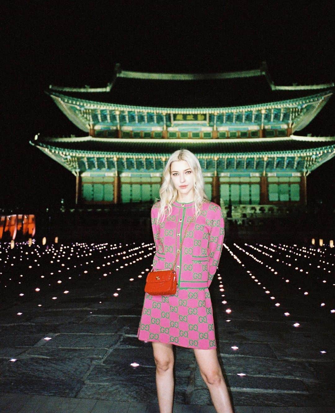 ステファニー・ミチョヴァのインスタグラム：「@gucci 한국의 전통과 이탈리안 스타일의 매혹적인 조합: 이번 구찌 크루즈 2024 컬렉션에선 브랜드의 시그니처 맥시멀리즘과 한국의 아름다움이 서울 경복궁에서 한데 어우러져 너무나도 아름다운 시너지를 냈습니다. 그에 걸맞은 애프터파티와 함께 정말 기억에 남을 밤이었어요.  💙❤️ A mesmerizing fusion of Korean heritage and Italian style: Gucci Cruise 2024 at Seoul's Gyeongbokgung Palace showcased an exquisite blend of the brand's signature maximalism and South Korean inspirations. A night to remember, with an equally unforgettable after-party #GucciCruise24 #구찌」