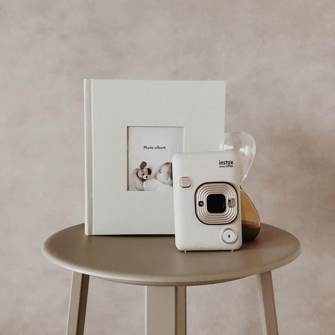 Fujifilm instaxさんのインスタグラム写真 - (Fujifilm instaxInstagram)「＼使ってみたい！と思ったら 「📷」でコメントしてくださいね／   【いつでも見返せるように🔖INSTAX mini LiPlay】  一瞬も見逃したくない、お子さまの成長。  毎日の思い出記録には、すぐにプリントできるハイブリッドチェキが大活躍です✨   INSTAX mini LiPlayなら何度も撮り直せるので 一番かわいい瞬間を、選んでプリントすることができます☺️   撮影したチェキプリントは、いつでも見返せるようにアルバムへ📓   お子さまが大きくなったときに、 プレゼントするのも素敵ですね🎀 �  Special Thanks😌 @iiitto.m  ----------------  チェキで撮影した写真に当アカウントのタグ付を行い、#チェキ  #INSTAX を付けて投稿してください📷✨  素敵な写真は、本アカウントにてご紹介をさせて頂きます！  あなたの #チェキ活用術 も募集中です🌟  ---------------- #チェキ #INSTAXlife #INSTAX #INSTAXmini  #INSTAXcamera #cheki #FUJIFILM #富士フイルム #チェキのある生活 #マイチェキ #INSTAXminiLiPlay #インスタックスミニリプレイ #フィルムカメラのある生活 #フィルムカメラ #selfie #カメラ女子 #チェキ女子 #成長記録写真 #チェキアルバム #ママカメラ部 #ベビーのいる暮らし #ベビー写真 #ベビー撮影 #赤ちゃん撮影 #赤ちゃんフォト #育児記録ベビー #アルバム作成」5月17日 18時00分 - cheki_instax