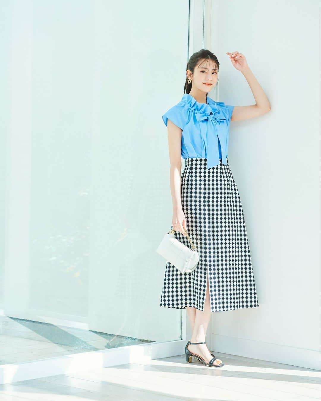 NATURAL BEAUTY BASICのインスタグラム：「貴島明日香さんが素敵に着こなしてくださった 初夏の新作webカタログ、第1弾が大好評公開中♡  ■フレンチスリーブビッグボウブラウス ¥7,920 tax in size:S/M color:クロ×オフ/オフ/ブルー/カーキ #0173110454  ■アキハギンガムフレアスカート ¥10,450 tax in size:S/M color:オフ×クロ/ベージュ×クロ #0173220603  ---------------------------  Classic×Comfort Feat.Asuka Kijima  NBBから初夏を感じさせる NEWコレクションをデリバリー。 ボウタイブラウスにバイカラーのアンサンブルetc. シックなクラシカルアイテムと、 リラクシーなロングワンピやワイドパンツ… 対極的なテイストを融合させた、 フレッシュなスタイリングに注目です。  詳しくは @naturalbeautybasic_official プロフィールのURLより webカタログをチェック♪  #貴島明日香 さん #ボウタイブラウス  #リボンシャツ #ギンガムチェック #初夏コーデ  #フレアスカート #ブルーシャツ #夏コーデ #お出かけコーデ #オフィスコーデ #オフィスカジュアル #通勤コーデ #大人可愛い #カラーコーデ  #着回しコーデ #きれいめカジュアル  #ベーシックコーデ #ベーシック #ナチュラルコーデ #トレンドスタイル #シンプルコーデ #ナチュラルビューティーベーシック #naturalbeautybasic」