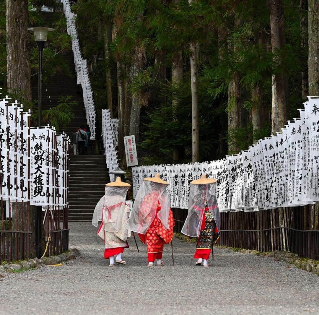 Visit Wakayamaのインスタグラム：「. Step back in time to the Heian period, when elegantly-attired aristocrats followed the Kumano Kodo pilgrim paths to Kumano Hongu Taisha Grand Shrine. 📸 @koiazami.recollection 📍 Kumano Hongu Taisha Grand Shrine, Wakayama」