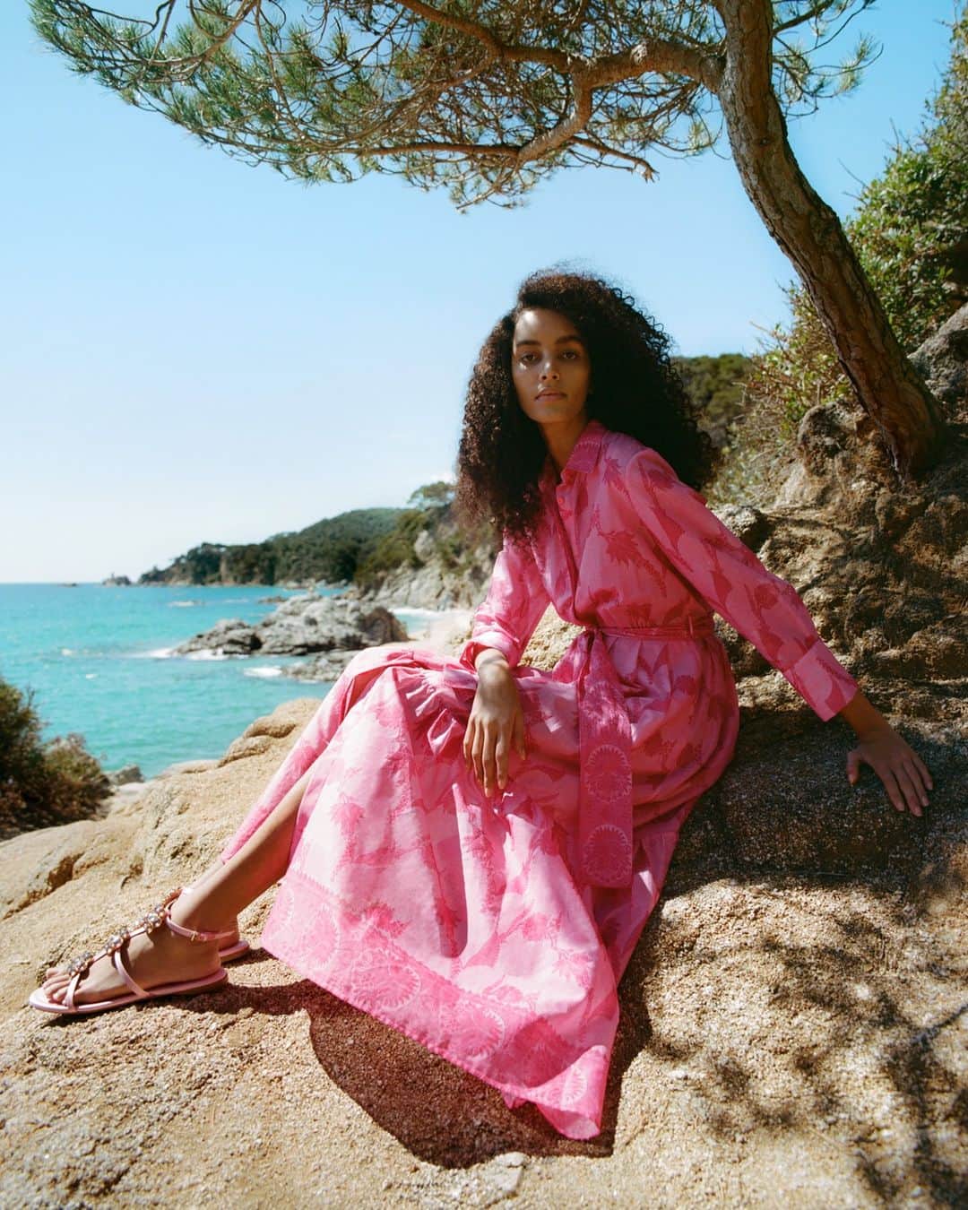 MATCHESFASHION.COMのインスタグラム：「Pretty in pink @giambattistavalliparis, exclusive to #MATCHES.  Link in bio to shop 💕」