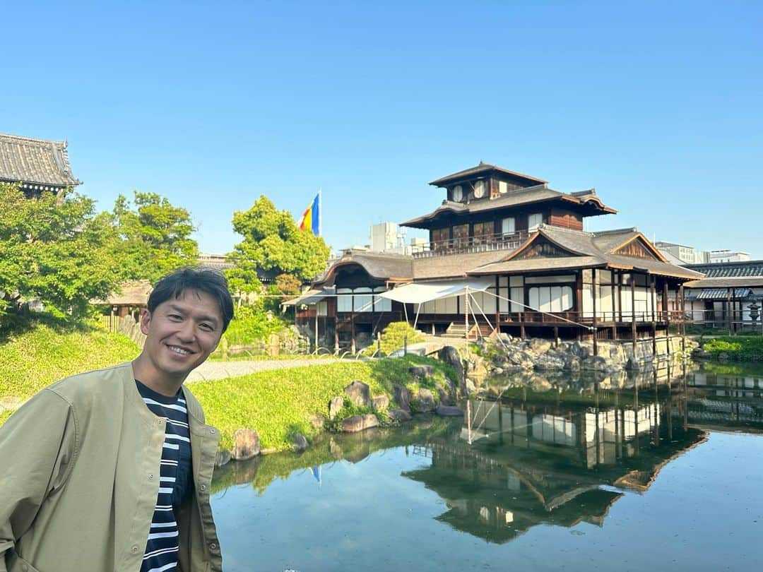 山中真さんのインスタグラム写真 - (山中真Instagram)「・ 世界遺産、西本願寺。  豊臣秀吉ゆかりの寺で 全国1万とも言われる 国内最大宗派、 浄土真宗本願寺派の本山。  1400人入る御影堂をはじめ、 境内あちこちに国宝が並び どれも規模が大きく絢爛豪華。  今だけ特別拝観できる 飛雲閣も威容を誇ってます。  西本願寺の目の前には 御用達の和菓子、松風も。  特別拝観は今週末まで。  #mbs #よんチャンtv  #毎日生中継 #山ちゃん中継 #西本願寺　#世界遺産 #国宝　#御影堂　#阿弥陀堂 #唐門　#対面所　#白書院 #北能舞台　#飛雲閣 #豊臣秀吉 #浄土真宗本願寺派 #亀屋陸奥　#松風」5月17日 18時01分 - makorine1120