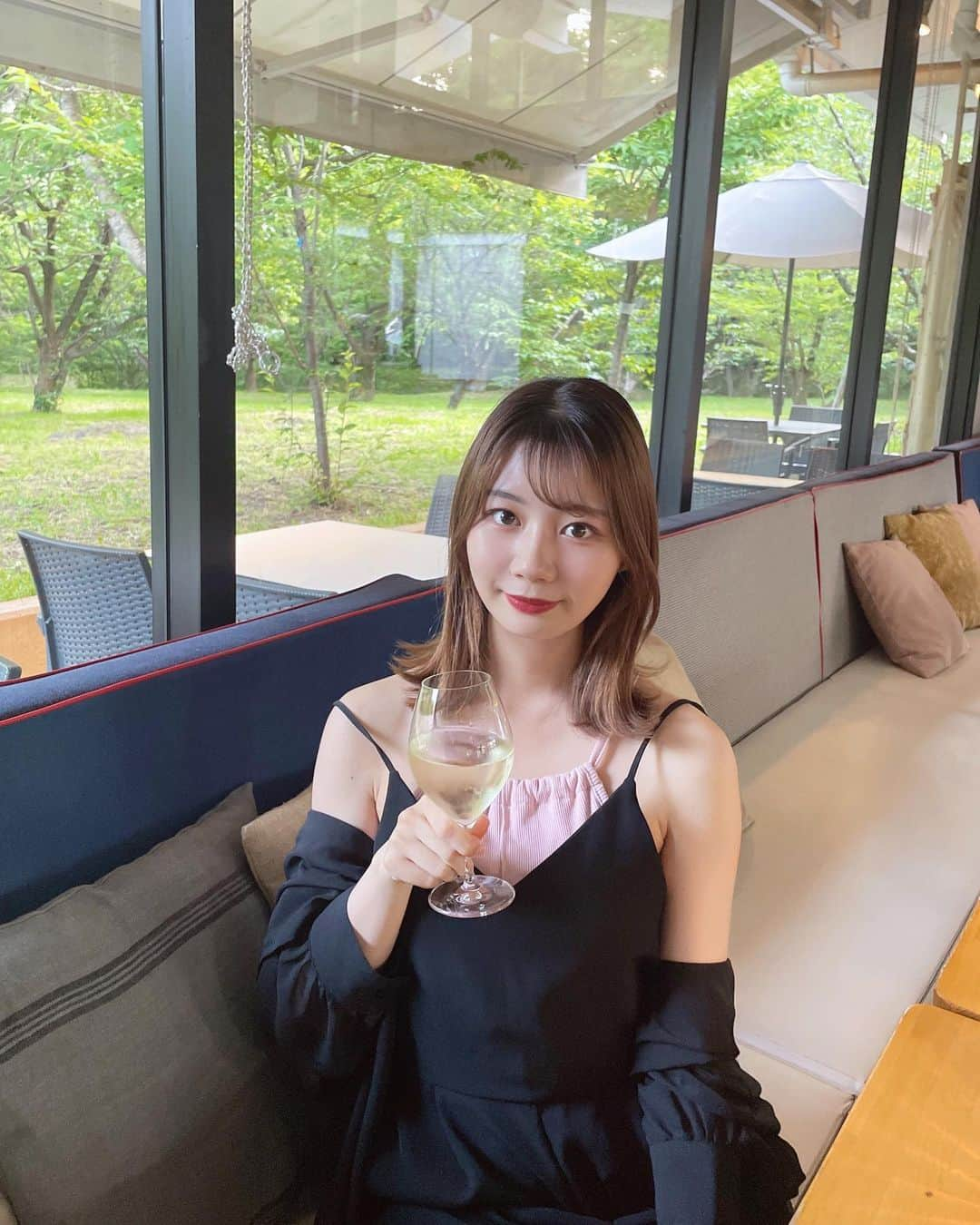 山口莉央のインスタグラム：「緑に囲まれておしゃれディナー🍽🍷  📍iN THE GREEN 北山駅から徒歩1分🐾  植物園の隣にあるお店で開放的な時間が過ごせます💭🍀*゜テラス席もあるのでペットと一緒でも🐈‍⬛ 今の季節にぴったりなので是非✨  #北山カフェ  #北山ランチ #京都観光 #京都おすすめスポット #京都旅行 #京都巡り #京都ランチ #京都グルメ #北山通り  #北山駅 #京都ディナー  #関西被写体 #イエベ春 #ミディアムヘア #portrait #ポートレート #被写体モデル #骨格ウェーブ #関西サロモ  #キャミソール  #シアーシャツ  #grl購入品」