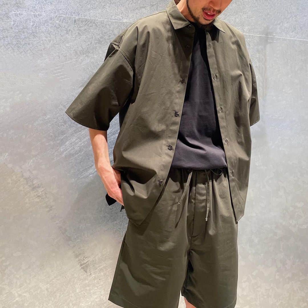 のインスタグラム：「＜H BEAUTY&YOUTH＞ TYPEWRITER SQUARE CUT SHORT SLEEVE SHIRT ¥22,000 Color: DK.GREEN/DK.GRAY/BLACK SIZE: S/M/L (着用スタッフ: 179cm 着用サイズ: L)  TYPEWRITER SHORTS ¥18,700 Color: DK.GREEN/DK.GRAY/BLACK Size: S/M/L (着用サイズ: L)  #H_beautyandyouth #エイチビューティアンドユース @h_beautyandyouth  #BEAUTYANDYOUTH #ビューティアンドユース #Unitedarrows #ユナイテッドアローズ #birkenstock1774」
