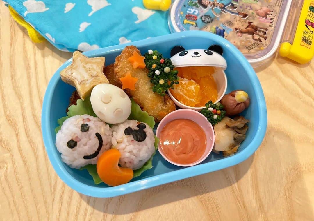 瀬戸サオリのインスタグラム：「むすこのおべんと🍙  母の日の制作に ごはんありがとう♡ってあって🥹  私はいつもキッチンにいるし 食育は大切にしてきたの 伝わってるんだな〜と 何だか嬉しくなった今日です🩵  #幼稚園お弁当 #オーガニック #有機野菜 #saori_cooking」