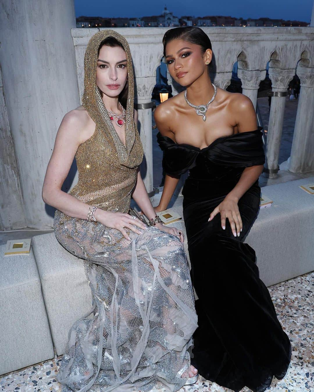 ELLE Czechさんのインスタグラム写真 - (ELLE CzechInstagram)「@bulgari #Girls! @annehathaway & @zendaya se včera objevily na Bulgari party ve Venice! Zendaya vynesla model od @richardquinn, zatímco Anne sáhla po looku z dílny @versace. & samozřejmě šperky @bulgari nesměly chybět!   —— Foto: @gettyimages   #ReadOnELLE #ELLECzech #ELLE #Bulgari #BulgariParty #BulgariJewellery #Venice」5月17日 18時12分 - elleczech