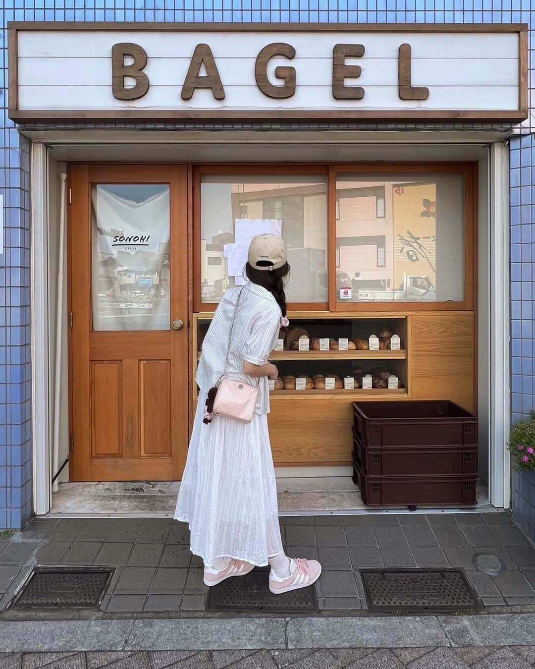 岡元優香さんのインスタグラム写真 - (岡元優香Instagram)「.  📍@sonohi_bagel / 西巣鴨  外観かわいいー！！ たくさんありすぎて悩みましたが 紅茶ホワイトチョコベーグルにしました🥯💕  美味しかった〜！！  - open - 11:00~18:00  - access - 西巣鴨駅  #巣鴨カフェ#西巣鴨カフェ」5月17日 18時12分 - ___o3yuka._