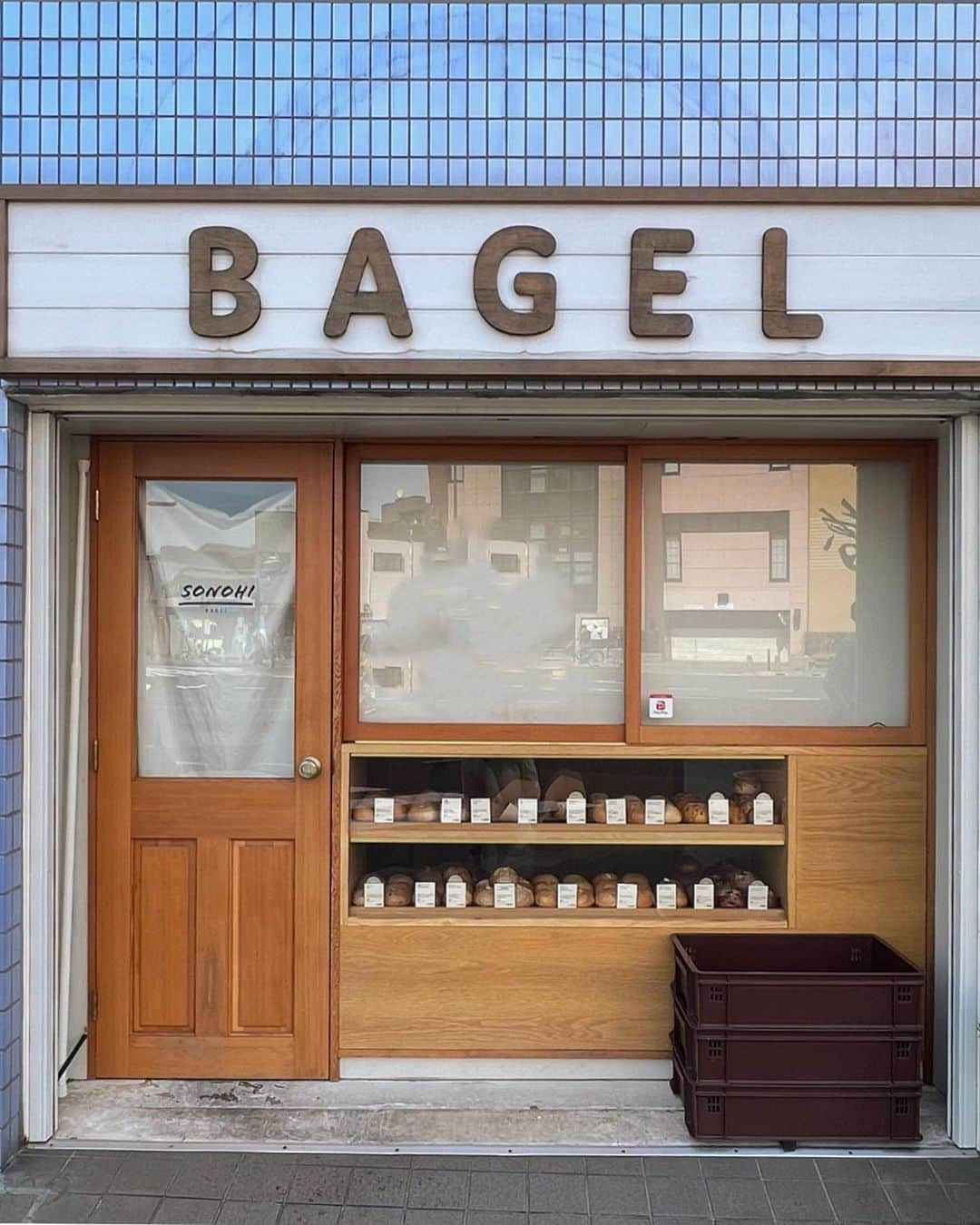 岡元優香さんのインスタグラム写真 - (岡元優香Instagram)「.  📍@sonohi_bagel / 西巣鴨  外観かわいいー！！ たくさんありすぎて悩みましたが 紅茶ホワイトチョコベーグルにしました🥯💕  美味しかった〜！！  - open - 11:00~18:00  - access - 西巣鴨駅  #巣鴨カフェ#西巣鴨カフェ」5月17日 18時12分 - ___o3yuka._