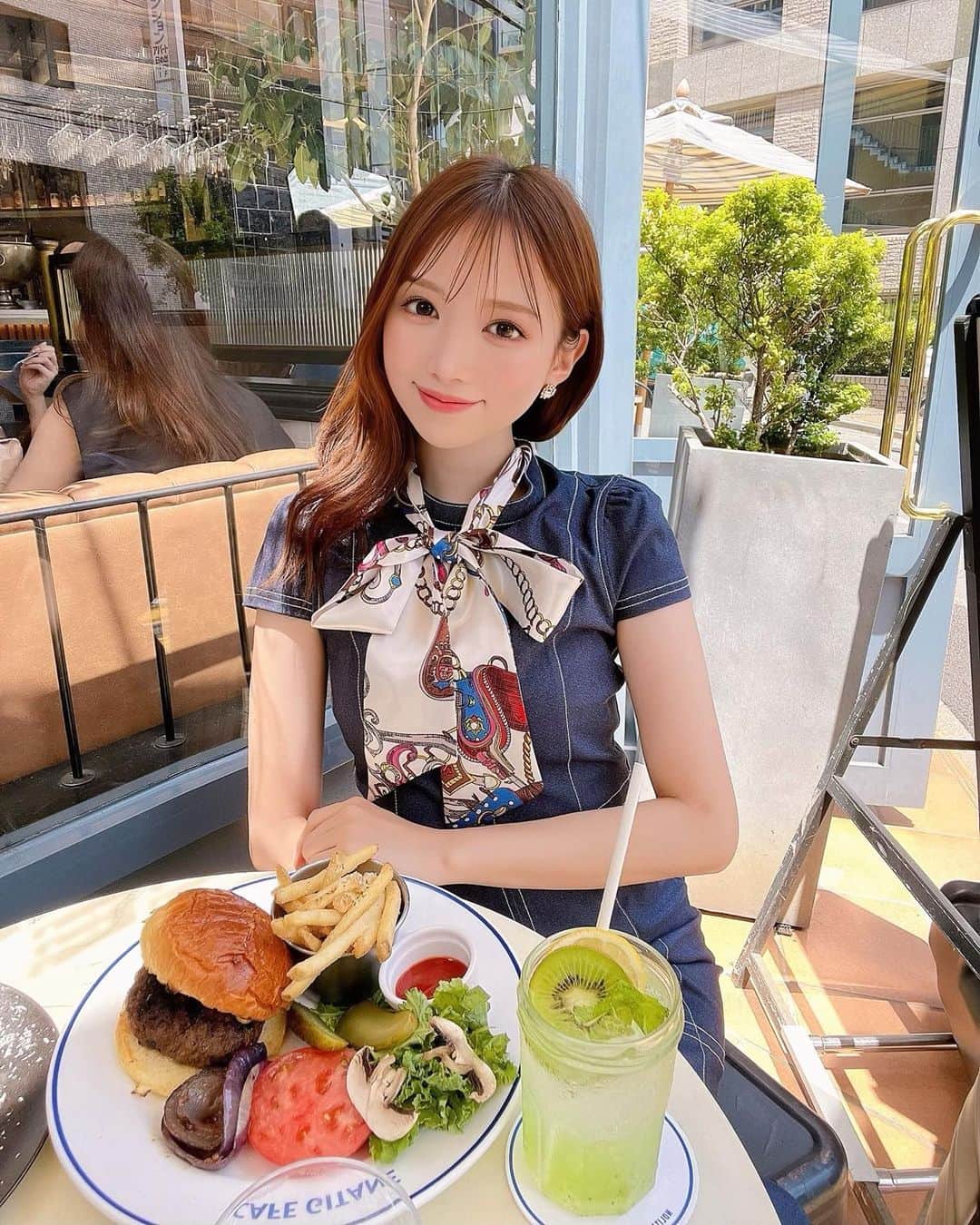 のインスタグラム：「夏みたいな日👀🌻 天気良い日のテラスランチは最高だね🫶 そして夏デニムは最強カワイイ！  めちゃ大きい🍔ぺろりしてお腹も幸せ😋🩷  #夏#デニムワンピース#スカーフ#ハンバーガー#ランチ#ミシェルマカロン#michellmacaron」