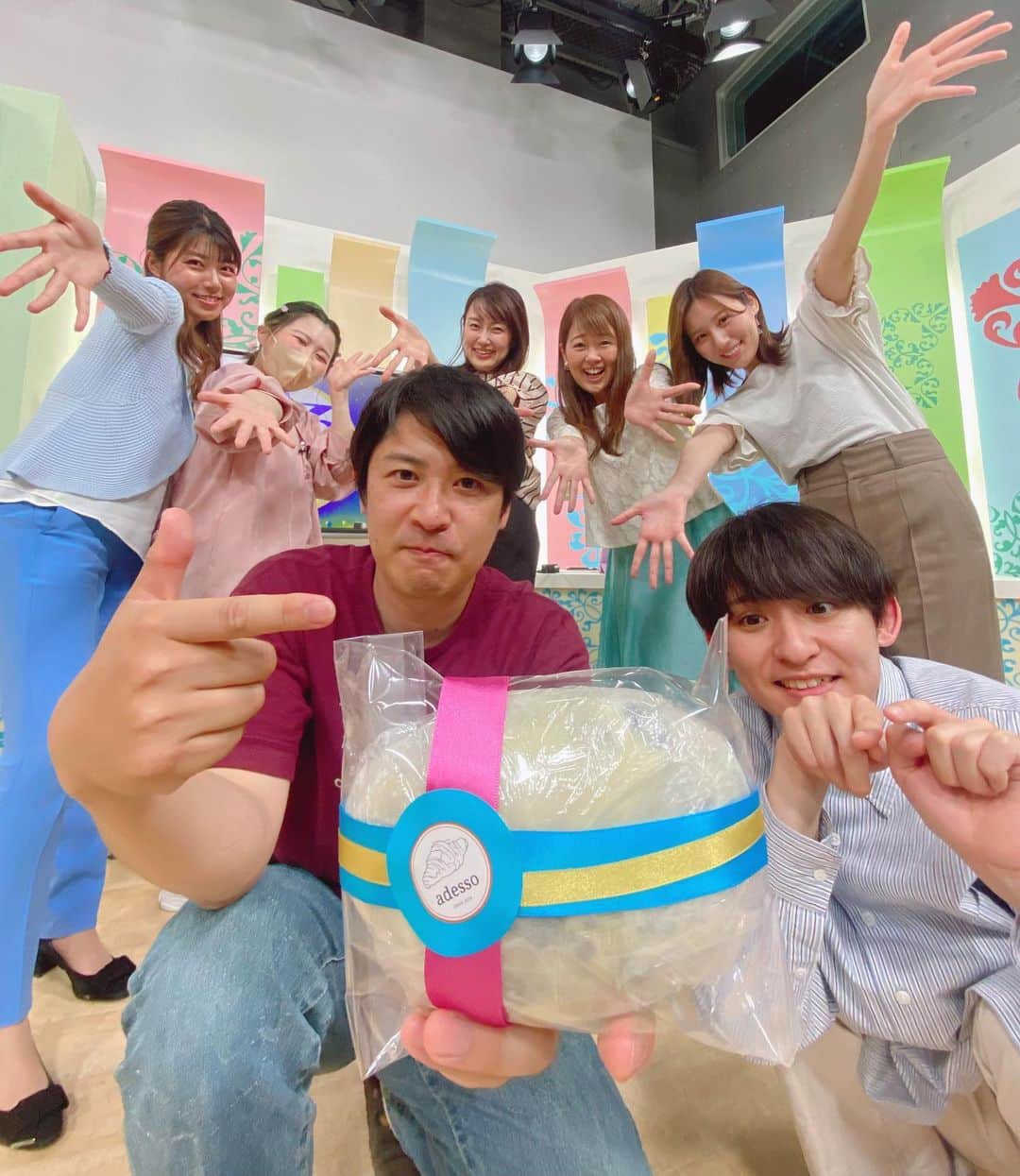 のインスタグラム：「. . #adesso さん5周年おめでとうございます🎊 @adesso_since2018   5周年の記念の#ショコラシュトレン 、よるマチのみんなで、美味しくいただきました😋  パン数珠つなぎの取材でお世話になり、お店に伺うと、ちょっぴりシャイな店主さんと笑顔が素敵な恵さんが温かく迎えてくださり、癒されるんです☺️  さぁ、今日もよるマチ！ 頑張ろっ！！  #愛媛パン屋 #松山パン屋 #パン #シュトレン #シュトーレン」