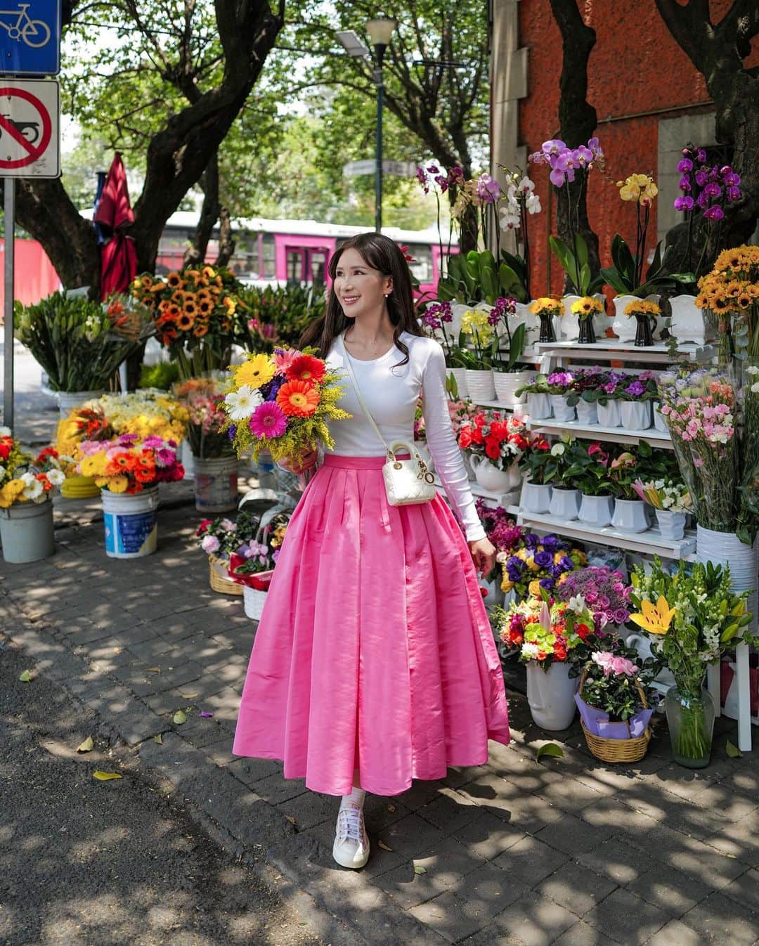 ジェイミー・チュアのインスタグラム：「💐 Enjoying my favourite flower moments in beautiful Mexico City.   🌼 Gerberas are known to be happiness flowers because they radiate immense bliss.」