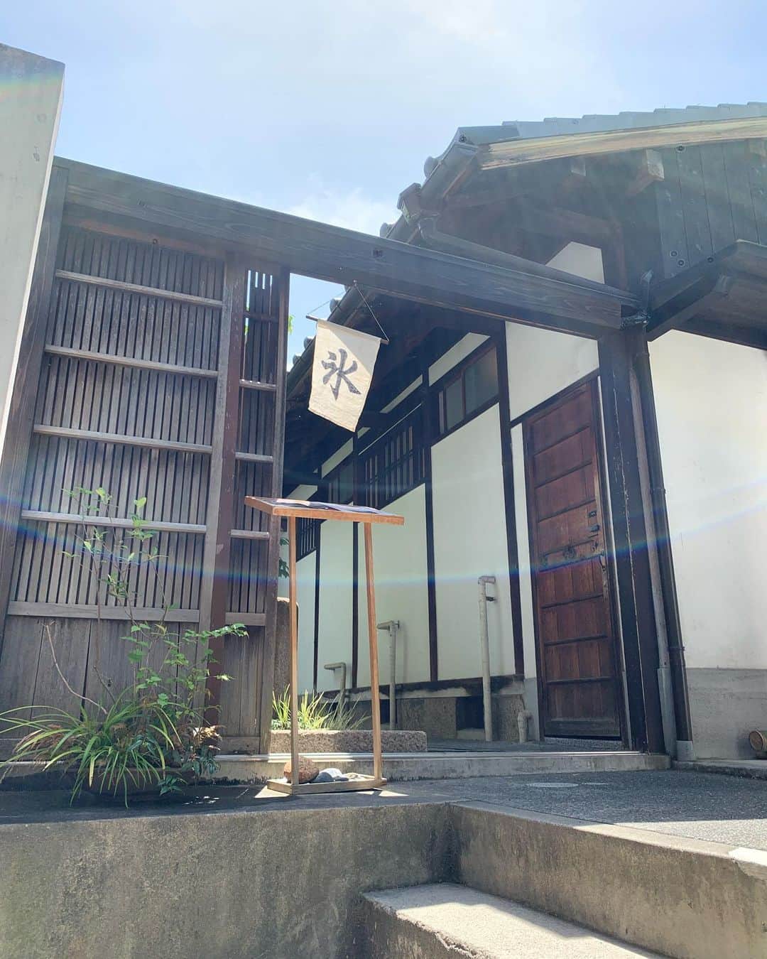 中川可菜さんのインスタグラム写真 - (中川可菜Instagram)「数年ぶりに、#にゃらまち(#ならまち)へ🐈  奈良へ訪れるご予定がある方や 奈良県に行ってみたい！とご興味のある方の 参考になれば嬉しいです〜  ㅤㅤ ✍️ 📷1️⃣📍 @sunbird2017  ランチにオムライス屋さんへ🥚 レモンを使った爽やか系から、クリームの濃厚系まで美味しそうなオムライスのメニューがたくさんあったけど、 トマト好きな私はトマトが丸ごと乗っているオムライスにしました🍅💛 オムライス美味しくて、トマトを丸ごと食べられて幸せでした🍅 11:30頃に行ったのでスムーズに入店できたけど、お店を出たら行列ができていました🫨 #サンバード #オムライス #トマトと可菜  📷2️⃣,3️⃣📍 @nakagawamasa7 奈良本店 奈良限定のおしゃれな雑貨や伝統工芸品などがありました！ お土産選びにもおすすめ。 敷地内には、蔵をリノベーションした喫茶(@salon.michikusaya)もありました🍵 #中川政七商店 #全然関係ないけど #名字同じや〜  📹4️⃣📍#猿沢池 すっぽん(?)も猿沢池に落ちる。 #最後まで見てネ  📷5️⃣📍 @narapark0214  鹿さんが道にも公園にも全然いない！！と思ったら、 この日は暑かったせいか日陰に集まっていました🦌 夏バテか食べ過ぎかどこか調子が悪いのかは分かりませんが、 鹿せんべいに食いつかない、なんなら見向きもしない鹿さんたちを初めて見ました🥵 #奈良公園 #narapark #鹿 #鹿のカチューシャしている方が #テーマパーク化しているの？！ #と不思議な気持ちに  📷6️⃣📍#ならまち工房 個性派作家さんのお店が集まっているところ。 ハンドメイドアクセサリーが好きなので、可愛いなあと癒されました🫶  📷7️⃣📍 @nanairofruits 奈良県産いちごを贅沢に使用したスイーツやジュースがあるカフェ🍓 ジュースも飲みたかったので、クレープは友達とシェアしました！ いちごでお腹いっぱいになったくらい食べられたし、甘くて美味しかったしで満足度高し◎ #いちごスイーツ #いちご #古都華 #かおり  📷8️⃣#柿の葉寿司 晩御飯も兼ねて自分へのお土産に柿の葉寿司を🍣 中身が分かるように1つだけ開けて 写真撮れば良かったなあと今思いました👉👈 #急な反省会  #奈良県出身 #奈良県 #奈良 #奈良観光 #奈良グルメ #奈良カフェ #Nara」5月17日 18時21分 - nakagawa_kana