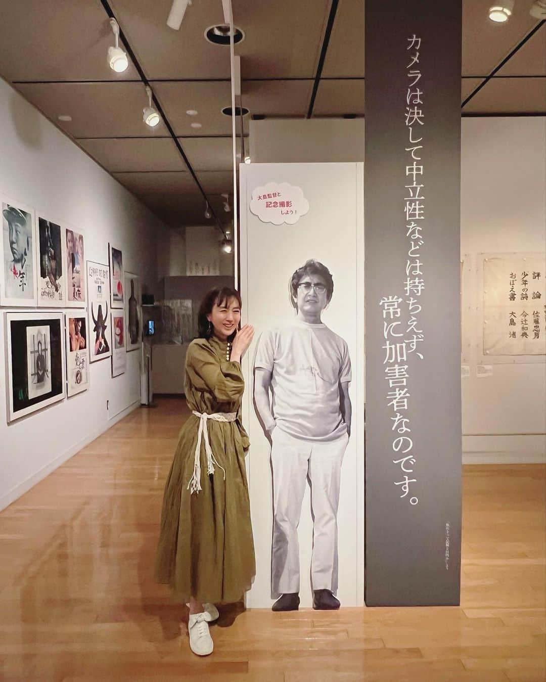 杉野希妃のインスタグラム：「展覧会「没後10年 映画監督 大島渚」へ。 2021年に出版された「大島渚全映画秘蔵資料集成」の編著者であり本展覧会の監修もなさっている樋口尚文様 @higuchism にご案内いただきました。 ひとつひとつの作品に全エネルギーを注ぎながら命を燃やすように映画に向き合われていたのだということがひしひしと伝わってくる展示でした🔥 『愛のコリーダ』のアレの制作費領収書とか、『少年』冒頭の黒い日の丸とか、『戦場のメリークリスマス』デヴィッド・ボウイ演出の打ち上げ寸劇スナップとか…あっと驚くレアなもの満載でファンにはたまらんです。 私のお気に入りはエディンバラ映画祭が作成した謎にポップなポスター（8枚目）でして、あの異様に萌える世界観のある側面が絶妙に抽出されているような。 膨大な資料の中から展示されているものはごく一部だそうで、あまりに凄まじい量のため一度見つけたものをまた探し当てるのは至難の業だとか😳 8/6（日）までです、ぜひ行かれてみてください🫶🏻  #大島渚 #nagisaoshima  #深海に生きる魚族のように自ら燃えるのでなければ何処にも光はない  #カメラは決して中立性などは持ちえず常に加害者なのです #映画監督に天才なんていない #ぼくがどれほど妥協や我慢をしてると思う？ #私達はヌーベルバーグを撲滅する #私達の周辺の私達内部のヌーベルバーグを撲滅する #青春は不可能性の発見である」