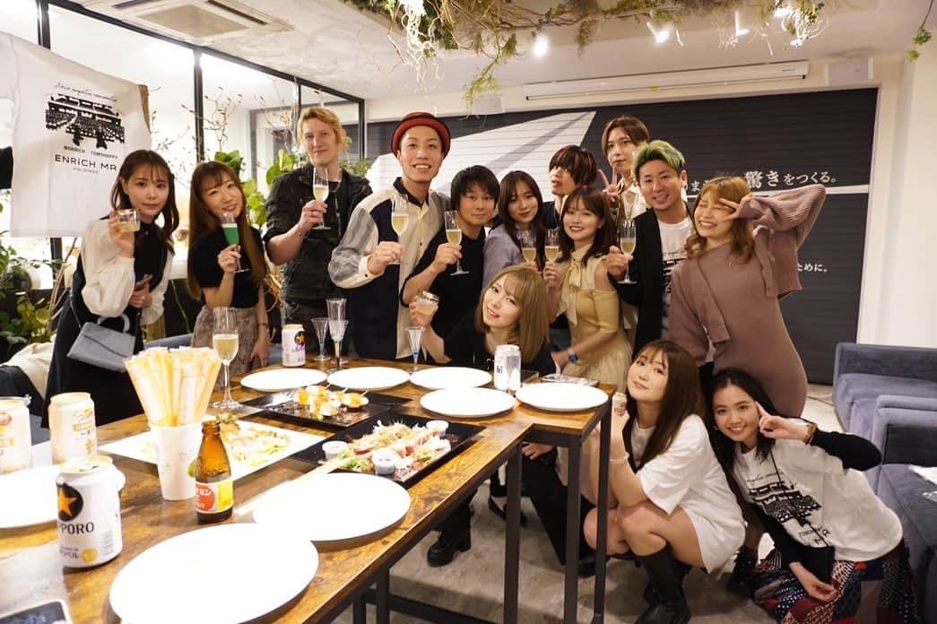 藤田早希さんのインスタグラム写真 - (藤田早希Instagram)「昨日はモリリッチーさんの会社に トモハッピーさんが顧問に就任されまして、 パーティーでしたん🤭 初めましての方も、いつも会う方も 共通点がまた見つかったり嬉しかったです🥰 この数ヶ月トモハッピーさん含め周りの方々よく一緒 居るけどハッピーな空間なので本当に毎回幸せ🫶🏻🫧 改めて就任おめでとうございます✨ これからもよろしくお願いします👶🏻🍼 . . . .」5月17日 18時32分 - sakifujita