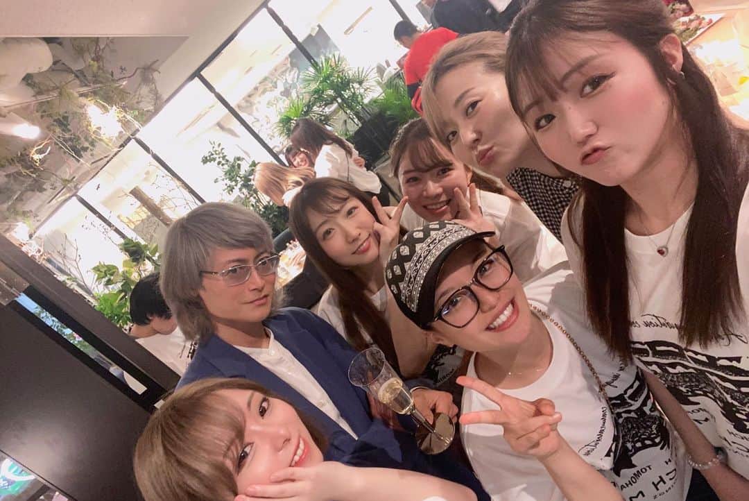 藤田早希さんのインスタグラム写真 - (藤田早希Instagram)「昨日はモリリッチーさんの会社に トモハッピーさんが顧問に就任されまして、 パーティーでしたん🤭 初めましての方も、いつも会う方も 共通点がまた見つかったり嬉しかったです🥰 この数ヶ月トモハッピーさん含め周りの方々よく一緒 居るけどハッピーな空間なので本当に毎回幸せ🫶🏻🫧 改めて就任おめでとうございます✨ これからもよろしくお願いします👶🏻🍼 . . . .」5月17日 18時32分 - sakifujita
