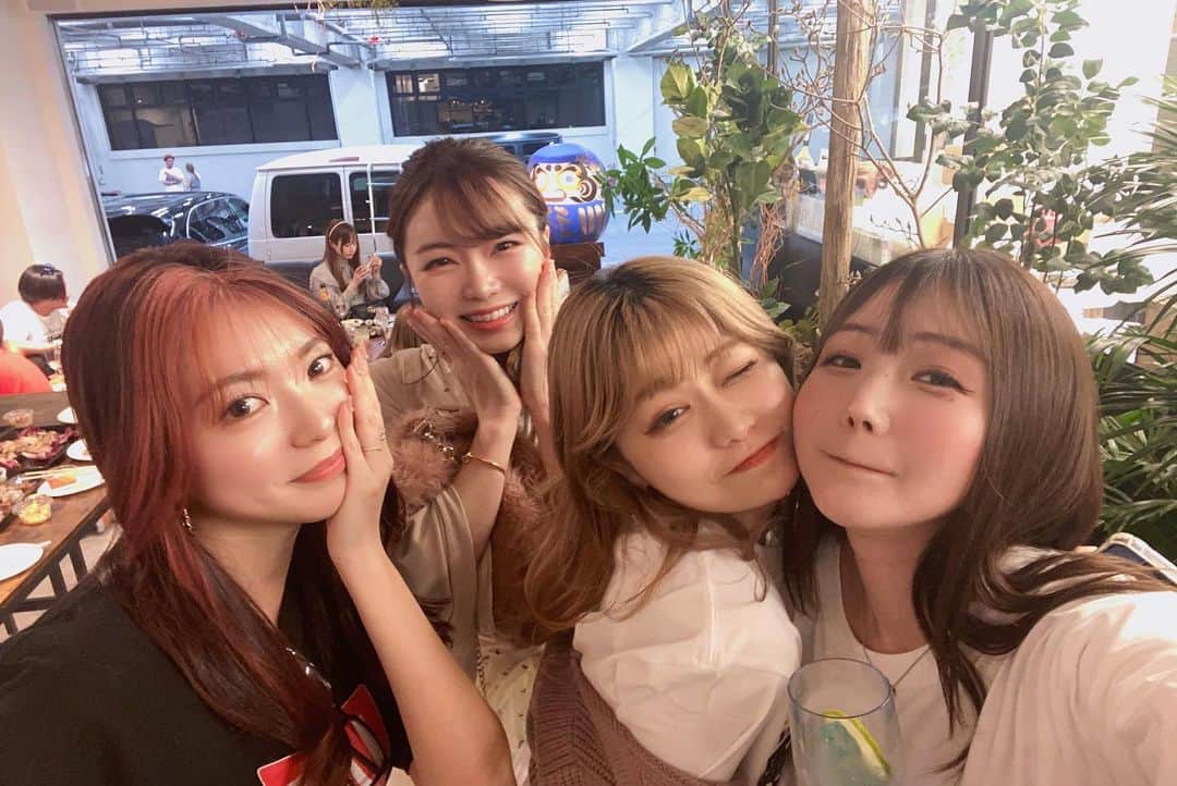 藤田早希さんのインスタグラム写真 - (藤田早希Instagram)「昨日はモリリッチーさんの会社に トモハッピーさんが顧問に就任されまして、 パーティーでしたん🤭 初めましての方も、いつも会う方も 共通点がまた見つかったり嬉しかったです🥰 この数ヶ月トモハッピーさん含め周りの方々よく一緒 居るけどハッピーな空間なので本当に毎回幸せ🫶🏻🫧 改めて就任おめでとうございます✨ これからもよろしくお願いします👶🏻🍼 . . . .」5月17日 18時32分 - sakifujita