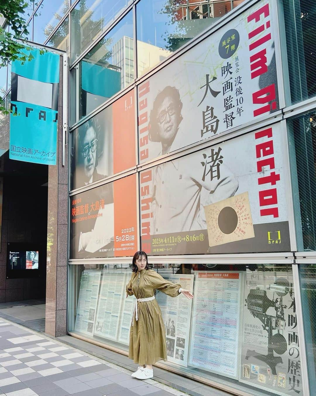 杉野希妃さんのインスタグラム写真 - (杉野希妃Instagram)「展覧会「没後10年 映画監督 大島渚」へ。 2021年に出版された「大島渚全映画秘蔵資料集成」の編著者であり本展覧会の監修もなさっている樋口尚文様 @higuchism にご案内いただきました。 ひとつひとつの作品に全エネルギーを注ぎながら命を燃やすように映画に向き合われていたのだということがひしひしと伝わってくる展示でした🔥 『愛のコリーダ』のアレの制作費領収書とか、『少年』冒頭の黒い日の丸とか、『戦場のメリークリスマス』デヴィッド・ボウイ演出の打ち上げ寸劇スナップとか…あっと驚くレアなもの満載でファンにはたまらんです。 私のお気に入りはエディンバラ映画祭が作成した謎にポップなポスター（8枚目）でして、あの異様に萌える世界観のある側面が絶妙に抽出されているような。 膨大な資料の中から展示されているものはごく一部だそうで、あまりに凄まじい量のため一度見つけたものをまた探し当てるのは至難の業だとか😳 8/6（日）までです、ぜひ行かれてみてください🫶🏻  #大島渚 #nagisaoshima  #深海に生きる魚族のように自ら燃えるのでなければ何処にも光はない  #カメラは決して中立性などは持ちえず常に加害者なのです #映画監督に天才なんていない #ぼくがどれほど妥協や我慢をしてると思う？ #私達はヌーベルバーグを撲滅する #私達の周辺の私達内部のヌーベルバーグを撲滅する #青春は不可能性の発見である」5月17日 18時32分 - kikisugino