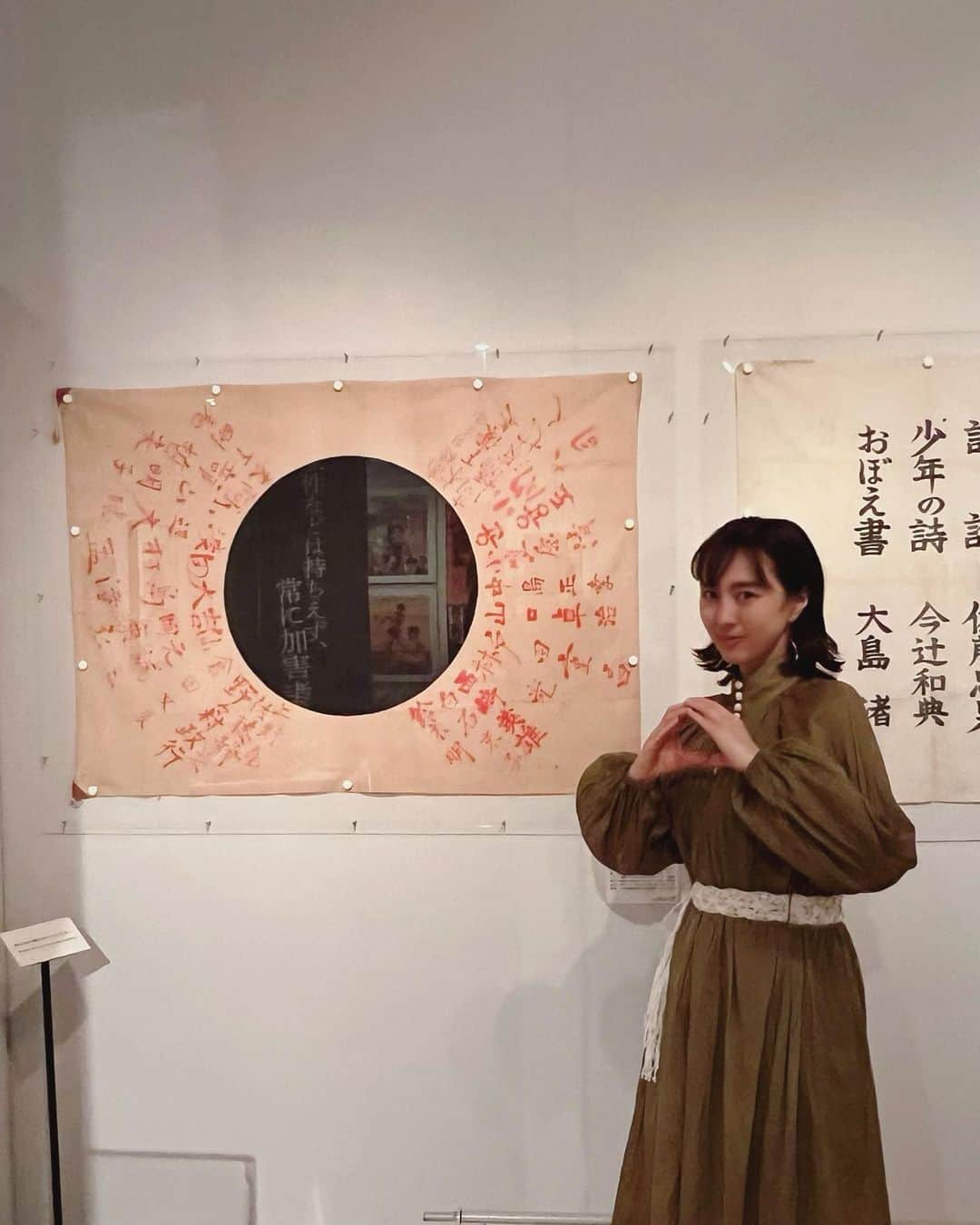 杉野希妃さんのインスタグラム写真 - (杉野希妃Instagram)「展覧会「没後10年 映画監督 大島渚」へ。 2021年に出版された「大島渚全映画秘蔵資料集成」の編著者であり本展覧会の監修もなさっている樋口尚文様 @higuchism にご案内いただきました。 ひとつひとつの作品に全エネルギーを注ぎながら命を燃やすように映画に向き合われていたのだということがひしひしと伝わってくる展示でした🔥 『愛のコリーダ』のアレの制作費領収書とか、『少年』冒頭の黒い日の丸とか、『戦場のメリークリスマス』デヴィッド・ボウイ演出の打ち上げ寸劇スナップとか…あっと驚くレアなもの満載でファンにはたまらんです。 私のお気に入りはエディンバラ映画祭が作成した謎にポップなポスター（8枚目）でして、あの異様に萌える世界観のある側面が絶妙に抽出されているような。 膨大な資料の中から展示されているものはごく一部だそうで、あまりに凄まじい量のため一度見つけたものをまた探し当てるのは至難の業だとか😳 8/6（日）までです、ぜひ行かれてみてください🫶🏻  #大島渚 #nagisaoshima  #深海に生きる魚族のように自ら燃えるのでなければ何処にも光はない  #カメラは決して中立性などは持ちえず常に加害者なのです #映画監督に天才なんていない #ぼくがどれほど妥協や我慢をしてると思う？ #私達はヌーベルバーグを撲滅する #私達の周辺の私達内部のヌーベルバーグを撲滅する #青春は不可能性の発見である」5月17日 18時32分 - kikisugino