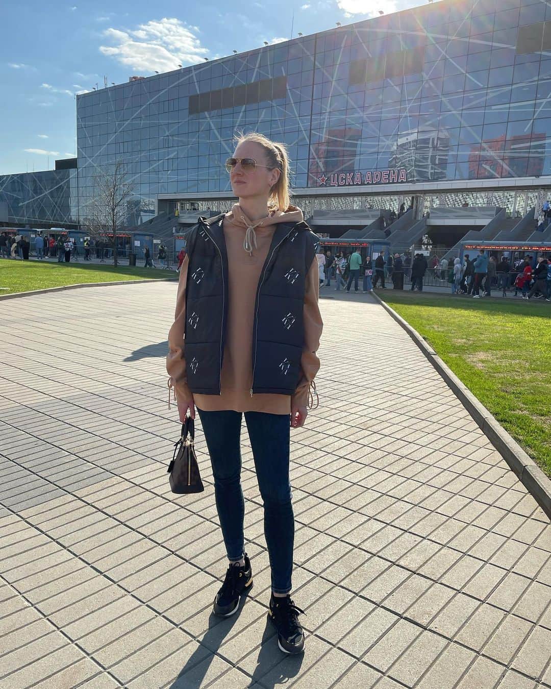 スベトラーナ・ロマシナのインスタグラム：「В такую погоду хочется гулять 🌸💃 @firdaws_officiel   А надо идти работать 🏊‍♀️👩🏼‍💼」