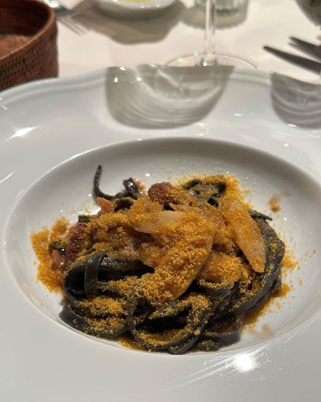 村上麻衣さんのインスタグラム写真 - (村上麻衣Instagram)「恵比寿でトスカーナ料理🇮🇹😋  3枚目☜富山産ホタルイカとアスパラガスのアーリオオーリオ イカ墨を練り込んだパスタにカラスミがかかっています。 濃厚で美味しかった💛  2枚目　トリッパとホワイトアスパラガス、こだわり卵のオーブン焼き。 トリッパ美味しいですよね🍷  5枚目は鴨肉です🦆  📍Toscaneria 恵比寿駅から徒歩5分。 美味しいお店でした😋  . . 今日は夏みたいな1日でしたね🍉☀️ 岐阜では35度とか！  夏になると元気が出てくる私ですが🙌、 皆さま急な気温変化で体調崩さないようにお気をつけてくださいね。  #恵比寿 #恵比寿グルメ #恵比寿ディナー #東京ディナー #東京グルメ #tokyo #美味しいお店」5月17日 18時25分 - maimaisue