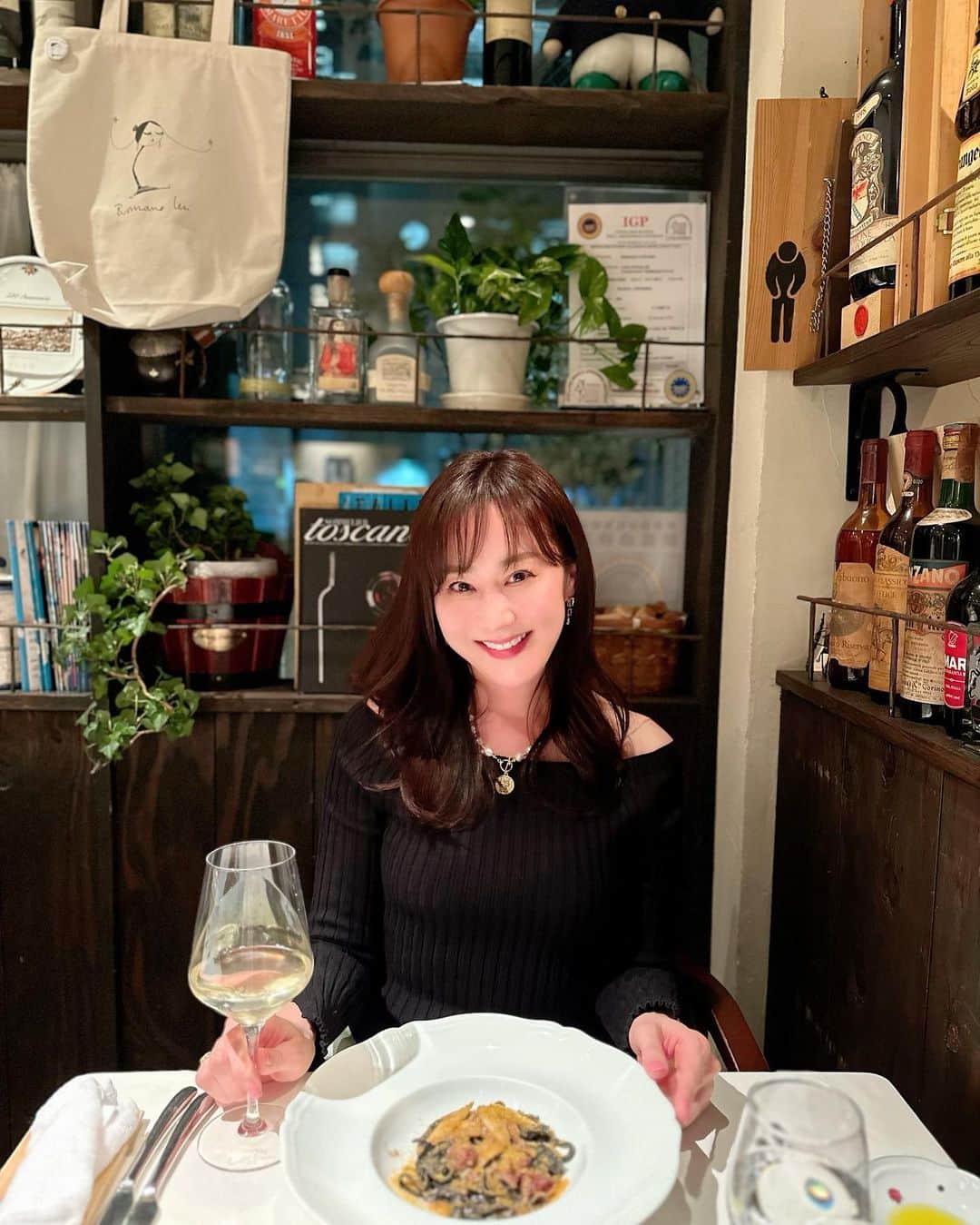 村上麻衣のインスタグラム：「恵比寿でトスカーナ料理🇮🇹😋  3枚目☜富山産ホタルイカとアスパラガスのアーリオオーリオ イカ墨を練り込んだパスタにカラスミがかかっています。 濃厚で美味しかった💛  2枚目　トリッパとホワイトアスパラガス、こだわり卵のオーブン焼き。 トリッパ美味しいですよね🍷  5枚目は鴨肉です🦆  📍Toscaneria 恵比寿駅から徒歩5分。 美味しいお店でした😋  . . 今日は夏みたいな1日でしたね🍉☀️ 岐阜では35度とか！  夏になると元気が出てくる私ですが🙌、 皆さま急な気温変化で体調崩さないようにお気をつけてくださいね。  #恵比寿 #恵比寿グルメ #恵比寿ディナー #東京ディナー #東京グルメ #tokyo #美味しいお店」