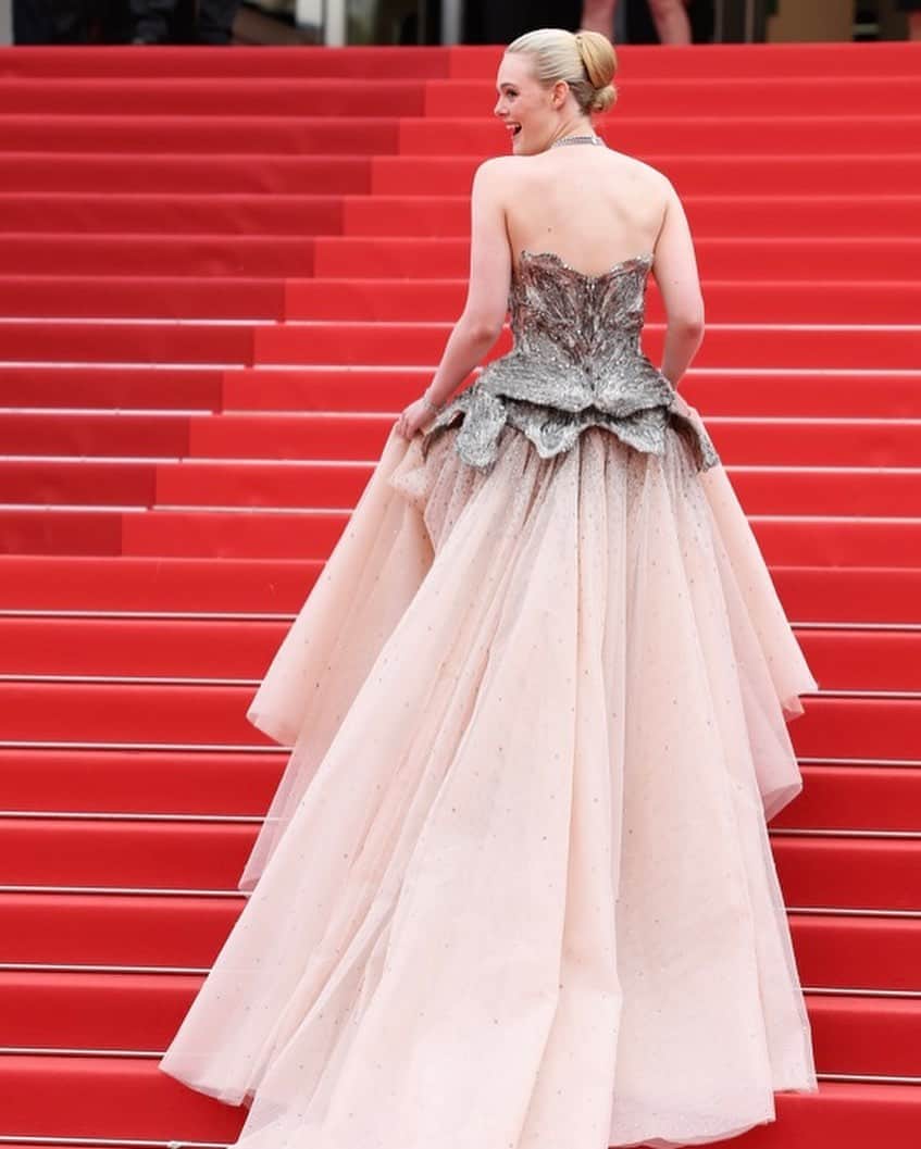 Blonde Saladさんのインスタグラム写真 - (Blonde SaladInstagram)「Let’s declare @carys.douglas the best Cannes debut, so far, in a stunning @eliesaabworld gown, followed by that of Levon Hawke, son of Uma Thurman and Ethan Hawke, looking dashing in @dior - And then an award for coolness from Naomi Campbell in @celine dress with  sunglasses and Helen Mirren in Del Core with blue hair and fan. 🪭  #Cannes #Croisette #CannesFilmFestival #MichaelDouglas #RedCarpet #NaomiCampbell #TheBlondeSalad」5月17日 18時26分 - theblondesalad